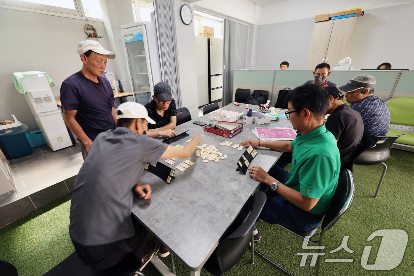 본문 이미지 - 폭염중대경보가 발효된 3일 광주 동구 대인동 쪽빛상담소에서 어르신들이 냉방이 가능한 공간에 모여 무더위를 피하고 있다. ⓒ 뉴스1 박지현 기자