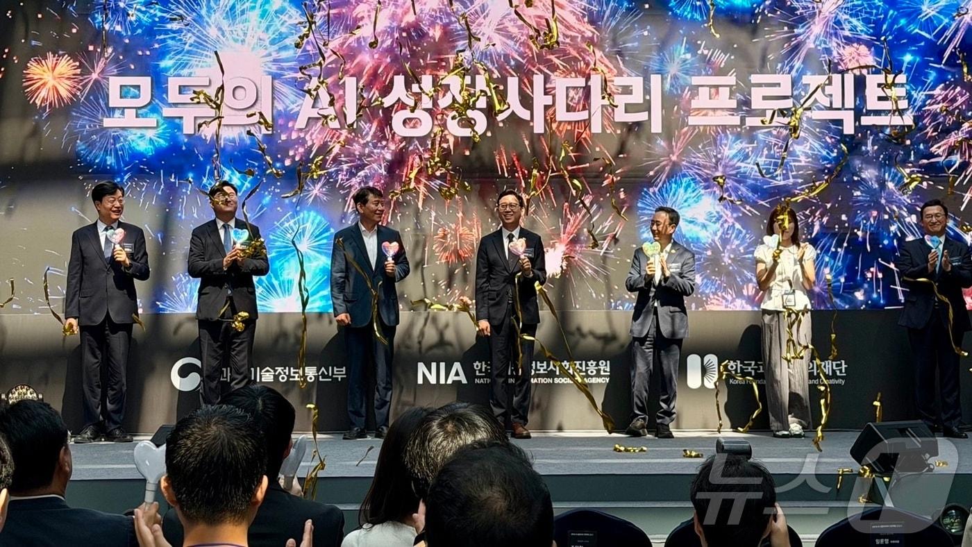 본문 이미지 - 과학기술정보통신부는 3일 국립광주과학관에서 전 국민 AI 활용 역량 및 AI 생태계 조성을 위한 모두의 AI 성장 사다리 프로젝트 출범식을 열었다. 배경훈 부총리 겸 과기정통부 장관, 정준호·조인철·임문영 국회의원 등 참가자들이 선포식을 진행하고 있다. ⓒ 뉴스1 이기범 기자