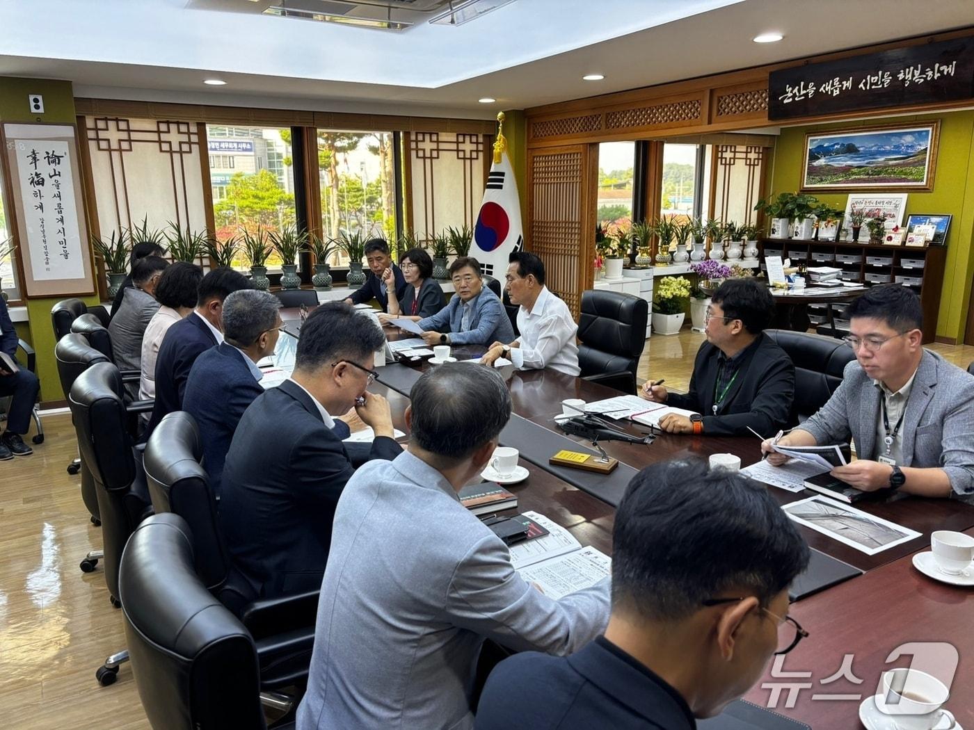 본문 이미지 - 논산시는 시민행복채움센터 천장 일부 붕괴 사고에 대한 정확한 원인 규명과 건축물 안전성 확보를 위해 공공건축 품질자문단을 긴급 소집하고 정밀안전진단을 실시한다고 밝혔다. (논산시 제공. 재판매 및 DB금지)/뉴스1