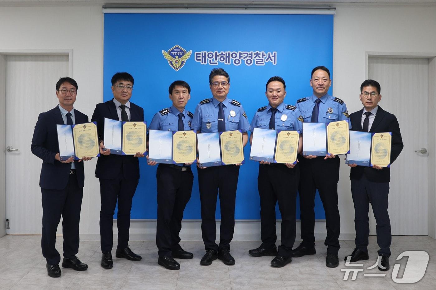 본문 이미지 - 하태영 태안해양경찰서장(가운데)과 과장급 인사들이 3일  '반부패·청렴 실천 서명식'을 진행한 뒤 사진촬영을 하고 있는 모습. (태안해경 제공, 재판매 및 DB금지) / 뉴스1 