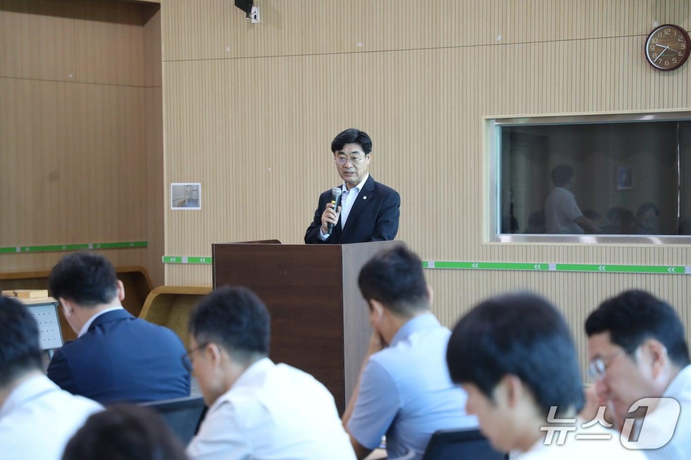 본문 이미지 - 한국수목원정원관리원 심상택 이사장이 ‘8월 임직원 소통의 날’에서 지난 7월 주요 성과와 함께 8월 중점 추진 과제를 임직원과 공유하고 있다.(한국수목원정원관리원 제공. 재판매 및 DB금지)/뉴스1