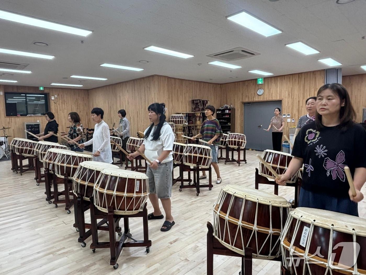 본문 이미지 - 하반기 지역문화학교 난타 중급반 수업 모습(서산문화원 제공. 재판매 및 DB금지)/뉴스1