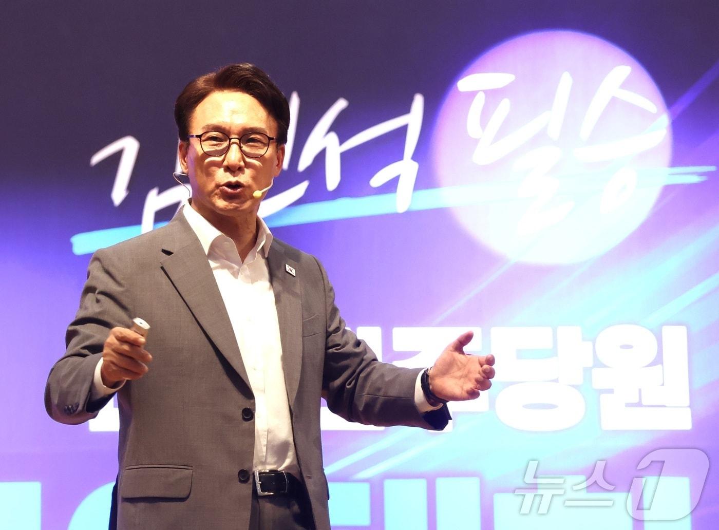 본문 이미지 - 김민석 더불어민주당 당대표 후보가 3일 전북 전주시 전주대학교 학생회관에서 열린 전북 당원 집중 토크콘서트에서 발언을 하고 있다. 2026.8.3 ⓒ 뉴스1 유경석 기자