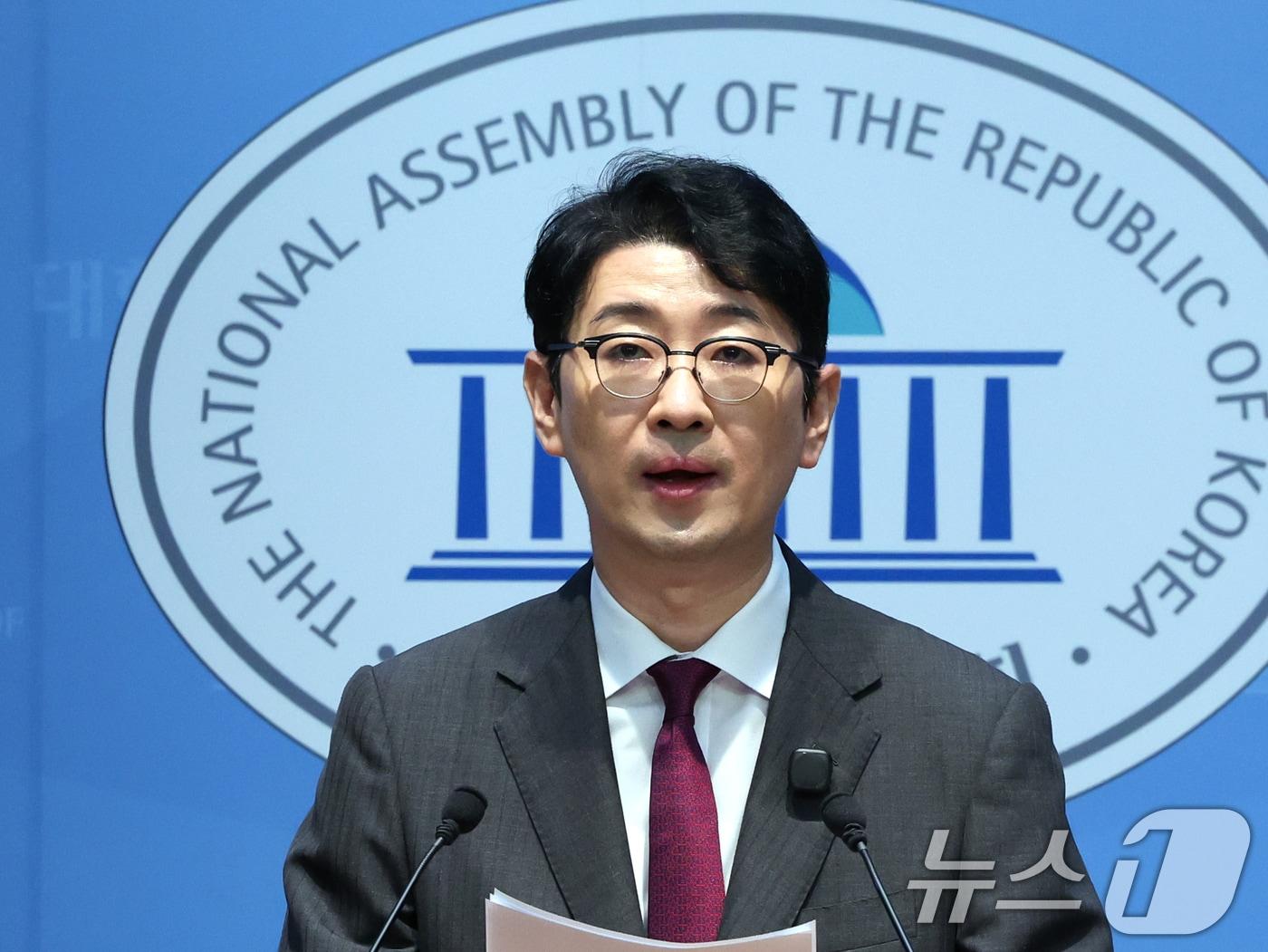 본문 이미지 - 주진우 국민의힘 의원이 3일 오후 국회 소통관에서 '제22대 총선 쌍둥이 투표율 조작 고발 기자회견'을 하고 있다. 2026.8.3 ⓒ 뉴스1 황기선 기자