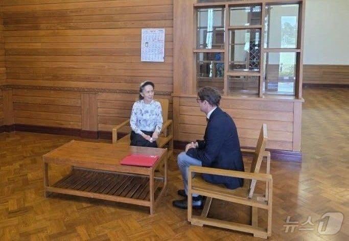 본문 이미지 - 아웅산 수 치 전 국가고문이 3일(현지시간) 수도 네피도에서 국제적십자위원회(ICRC) 미얀마 상주 대표인 아르노 드 백과 만나고 있다. 2026.8.3 ⓒ 로이터=뉴스1