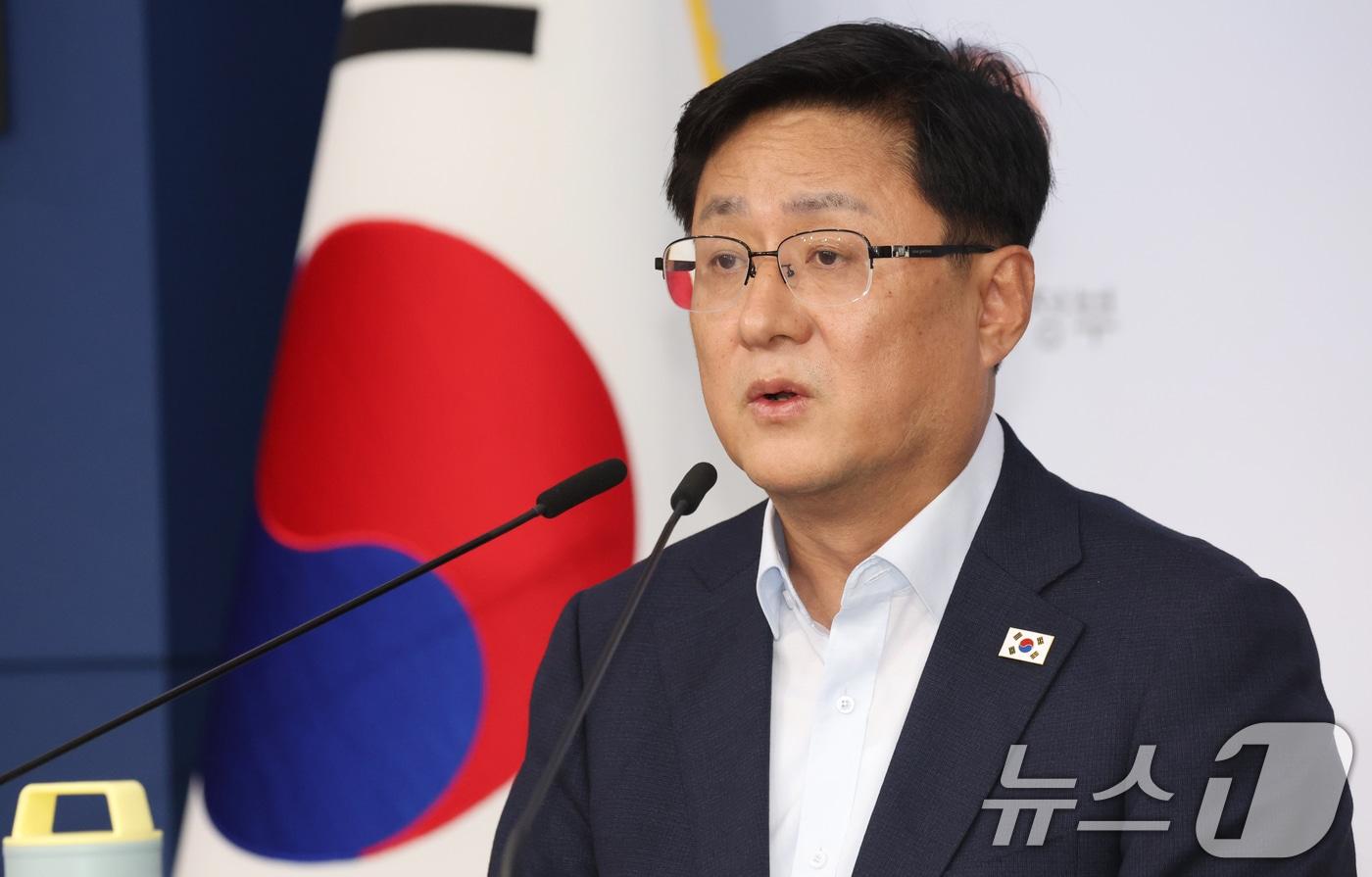 본문 이미지 - 김성환 기후에너지환경부 장관이 3일 서울 종로구 정부서울청사 별관에서 2026년 하반기 업무보고 사전 브리핑을 하고 있다. 2026.8.4 ⓒ 뉴스1 김명섭 기자