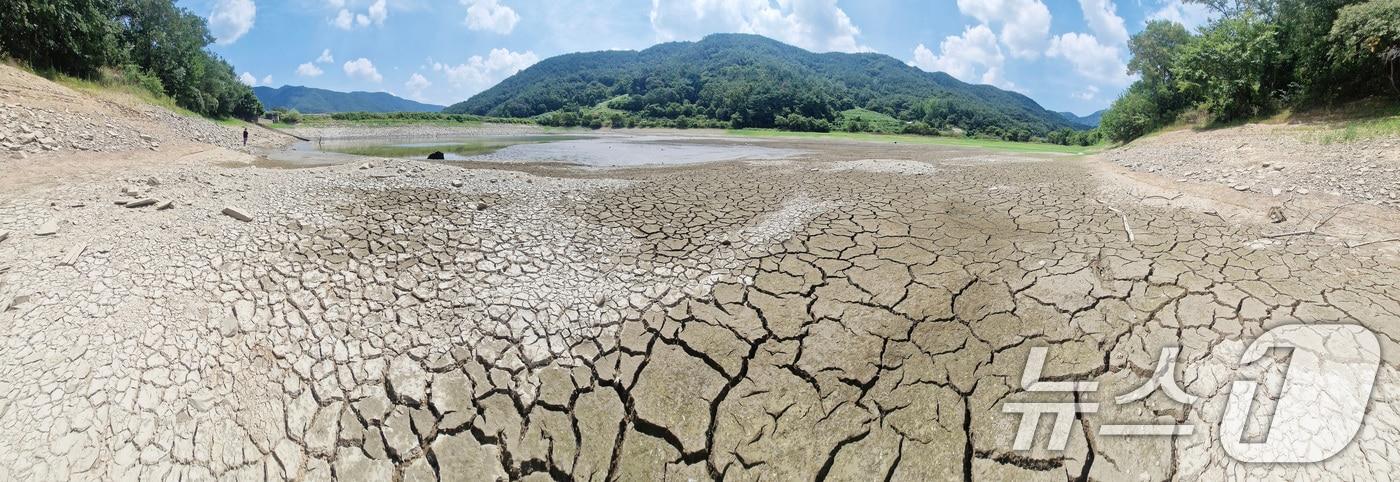 본문 이미지 - 경남 밀양에 농업용수 가뭄 단계가 '경계' 수준을 보이고 폭염중대경보가 발효 중인 3일 밀양시 무안면 가례저수지 바닥이 메마른 채 갈라져 있다. 한국농어촌공사 농촌용수종합정보시스템에 따르면 이날 기준 가례저수지의 저수율은 3.5%에 불과했다. 2026.8.3 ⓒ 뉴스1 윤일지 기자