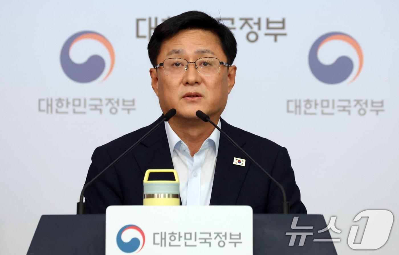 본문 이미지 - 김성환 기후에너지환경부 장관이 3일 서울 종로구 정부서울청사 별관에서 2026년 하반기 업무보고 사전 브리핑을 하고 있다. 2026.8.4 ⓒ 뉴스1 김명섭 기자