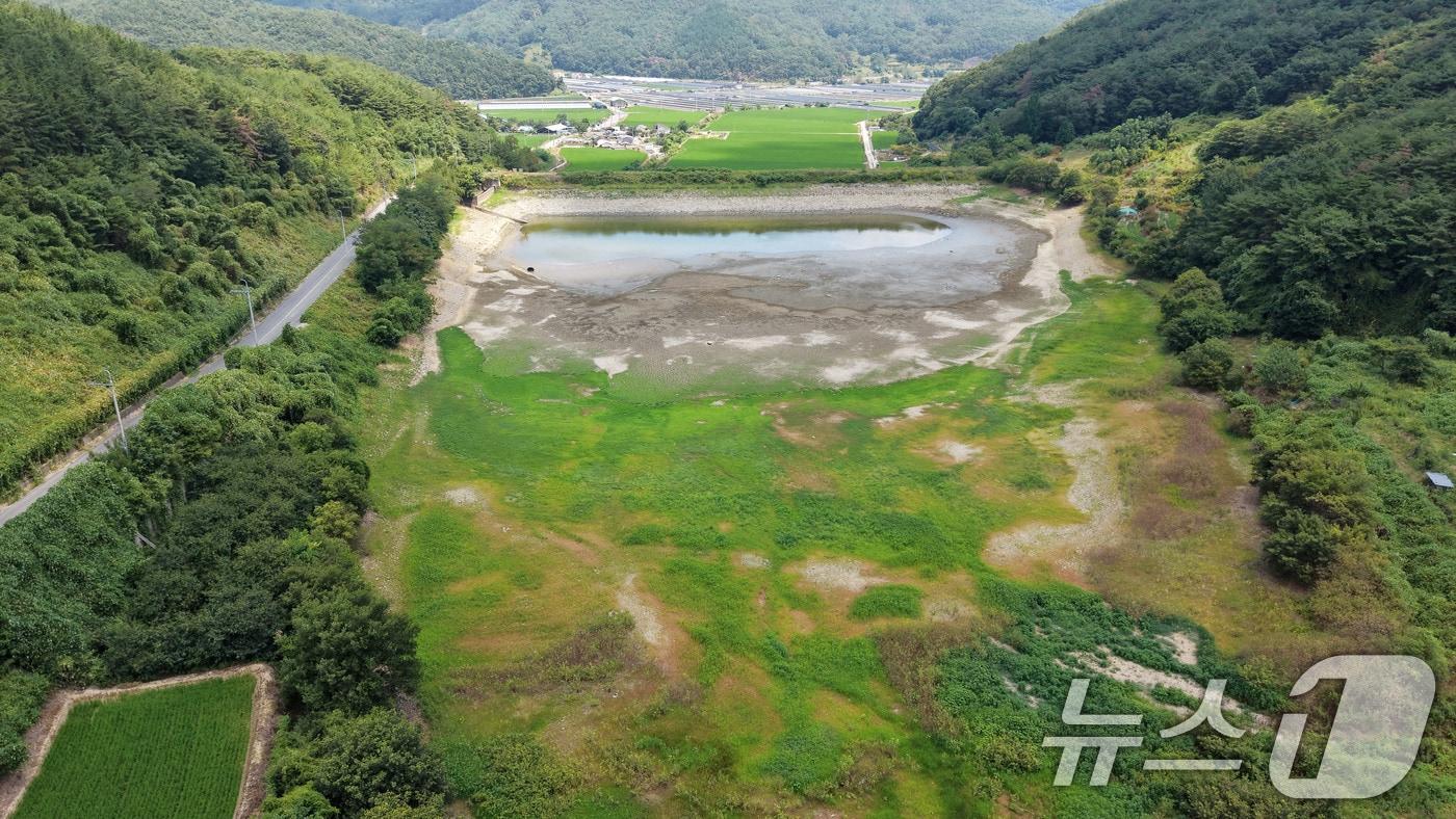 본문 이미지 - 경남 밀양에 농업용수 가뭄 단계가 '경계' 수준을 보이고 폭염중대경보가 발효 중인 3일 밀양시 무안면 가례저수지가 바닥을 드러낸 채 말라 있다. 한국농어촌공사 농촌용수종합정보시스템에 따르면 이날 기준 가례저수지의 저수율은 3.5%에 불과했다. 2026.8.3 ⓒ 뉴스1 윤일지 기자