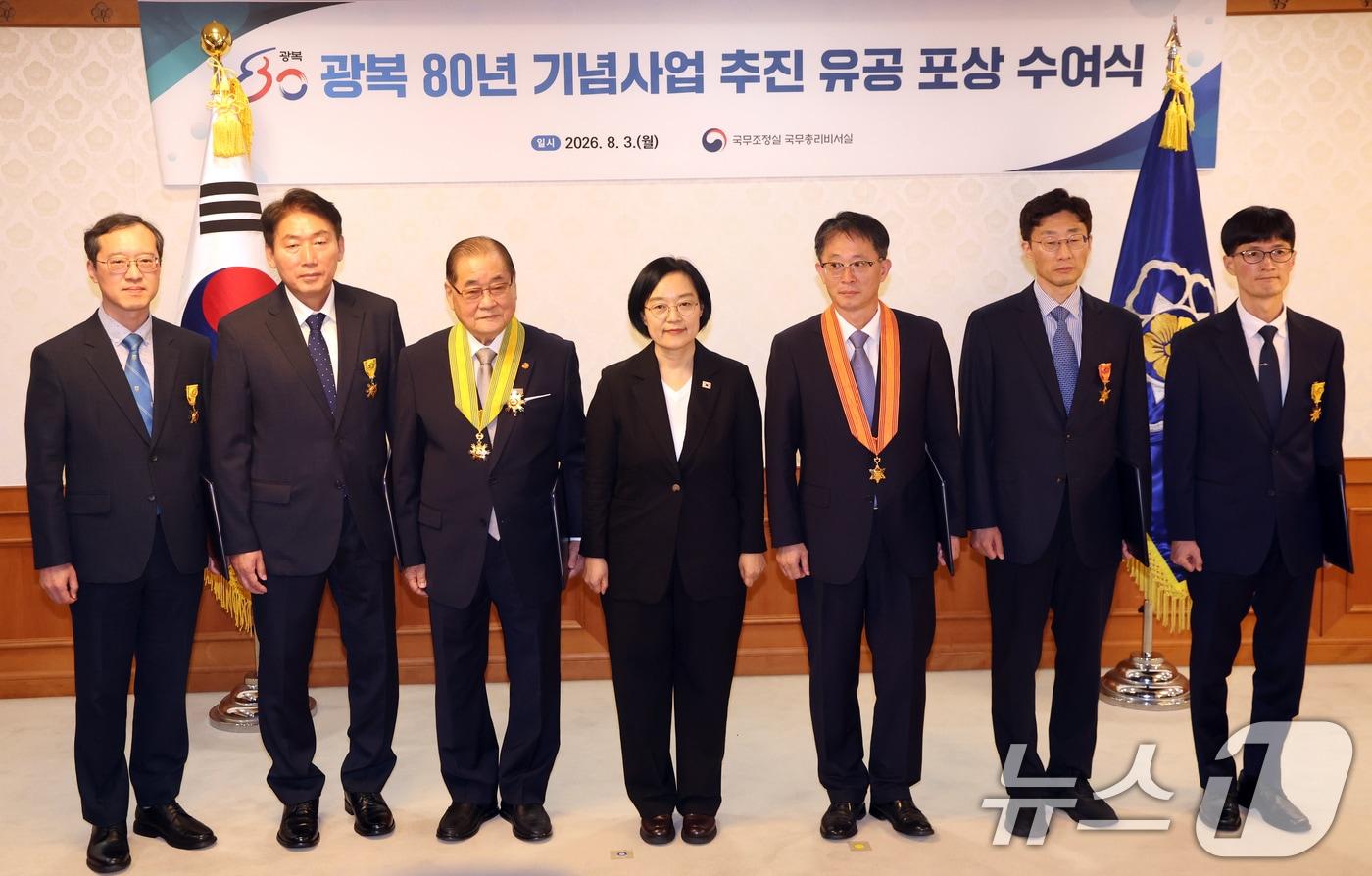 본문 이미지 - 한성숙 국무총리가 18일 서울 종로구 세종대로 정부서울청사에서 열린 광복 80주년 기념사업 추진 유공 포상 수여식에서 훈창 수상자들과 기념촬영을 하고 있다. 2026.8.3 ⓒ 뉴스1 김명섭 기자