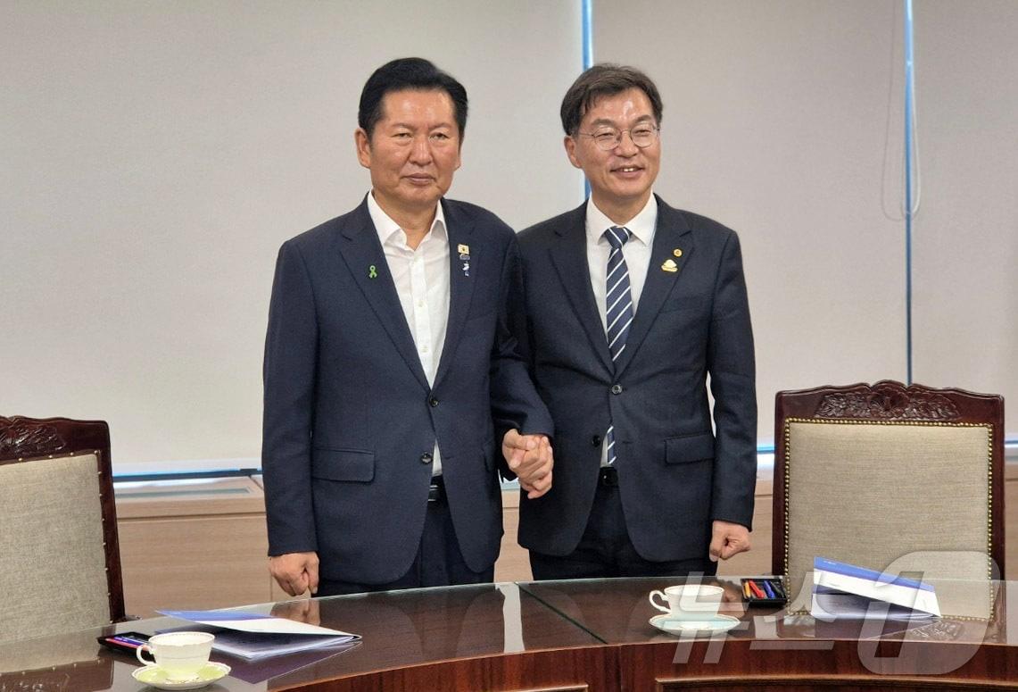 본문 이미지 - 정청래 더불어민주당 대표 후보(왼쪽)와 김중남 강릉시장이 3일 오전 강원 강릉시청 시민사랑방에서 면담을 앞두고 기념촬영을 하고 있다. 2026.8.3 ⓒ 뉴스1 윤왕근 기자