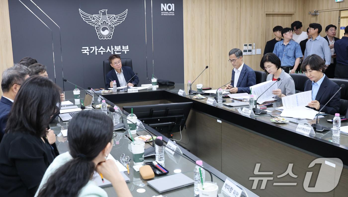 본문 이미지 - 김남준 경찰 수사 개혁위원장이 3일 오후 서울 서대문구 경찰청 국가수사본부에서 '국민 신뢰 제고를 위한 경찰 수사 개혁위원회 회의'를 준비하고 있다. 2026.8.3 ⓒ 뉴스1 안은나 기자