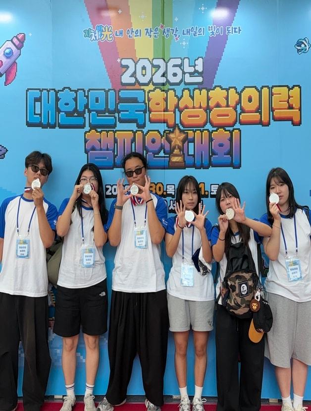 본문 이미지 - '대한민국 학생창의력 챔피언대회'에서 은상을 차지한 청주농업고등학교 학생들.(충북교육청 제공. 재판매 및 DB금지)
