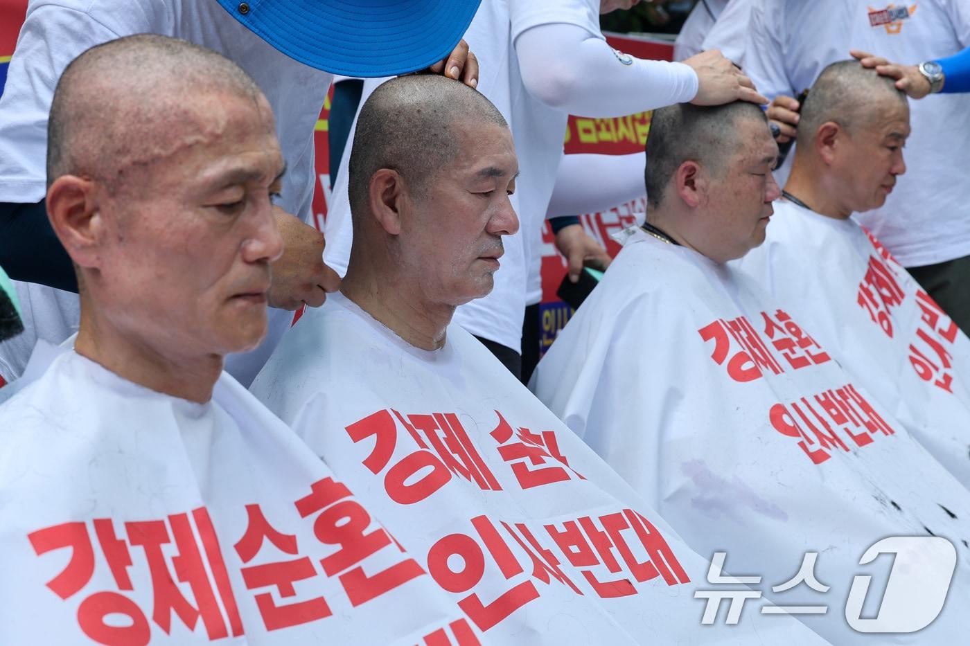 본문 이미지 - 민관기 전국경찰직장협의회 위원장(왼쪽 두번째)을 비롯한 경찰들이 3일 오후 서울 서대문구 경찰청 앞에서 열린 ‘경찰 순환인사 확대·감찰 인력 증원 정책 폐기 촉구 집회 및 삭발투쟁’에서 삭발하고 있다. 2026.8.3 ⓒ 뉴스1 안은나 기자