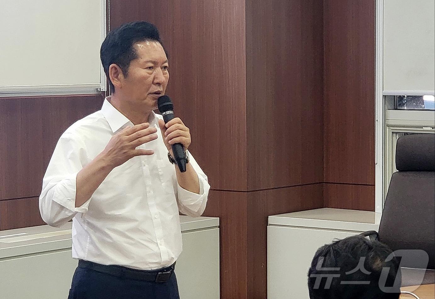 본문 이미지 - 정청래 더불어민주당 대표 후보가 3일 오후 강원 원주시 원주시의회에서 열린 원주 당원 토크콘서트에서 당원들을 만나 발언을 하고 있다. 2026.8.3 ⓒ 뉴스1 신관호 기자