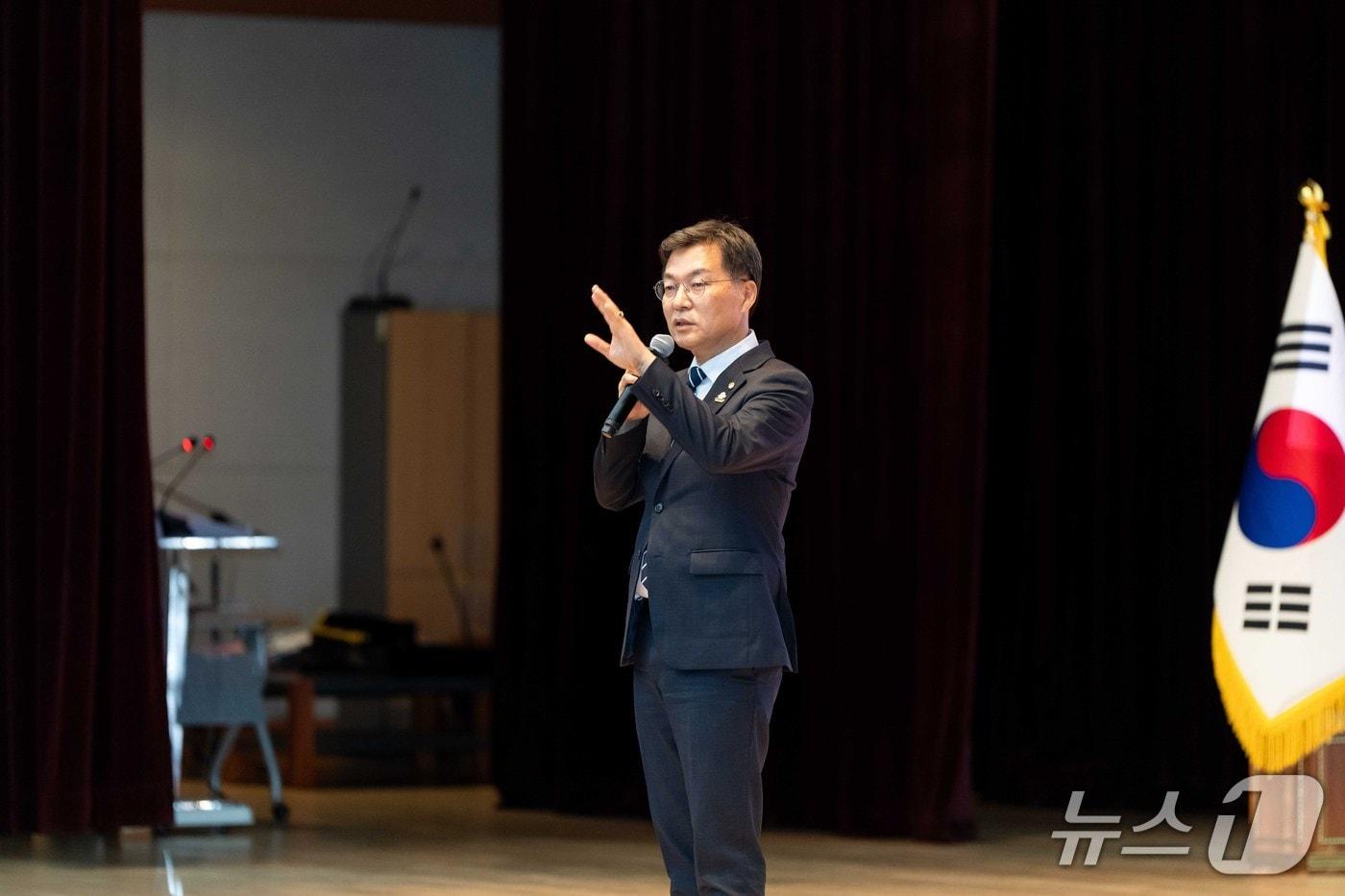 본문 이미지 - 김중남 강원 강릉시장이 3일 열린 민선 9기 출범 이후 첫 월례조회에서 소통의 시간을 갖고 있다.(강릉시 제공, 재판매 및 DB 금지) 2026.8.3/뉴스1