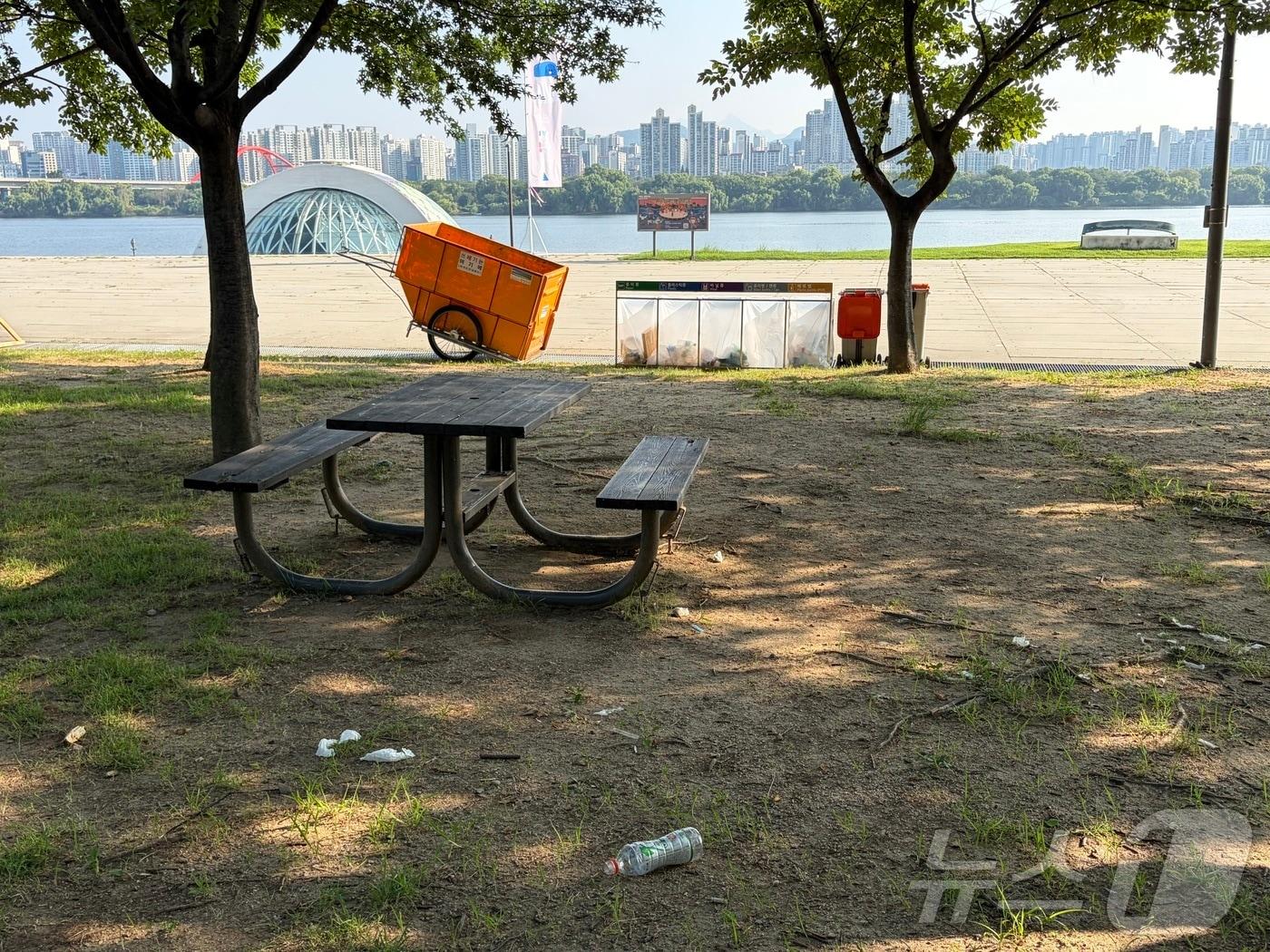 본문 이미지 - 서울시의 야간경제 활성화 사업 '한강 밤핑'이 시작된 후 맞이한 첫 평일인 3일 오전 서울 영등포구 여의도한강공원 물빛무대 앞 야영장에 쓰레기가 버려져 있다.2026.08.03.ⓒ 뉴스1 신은빈 기자