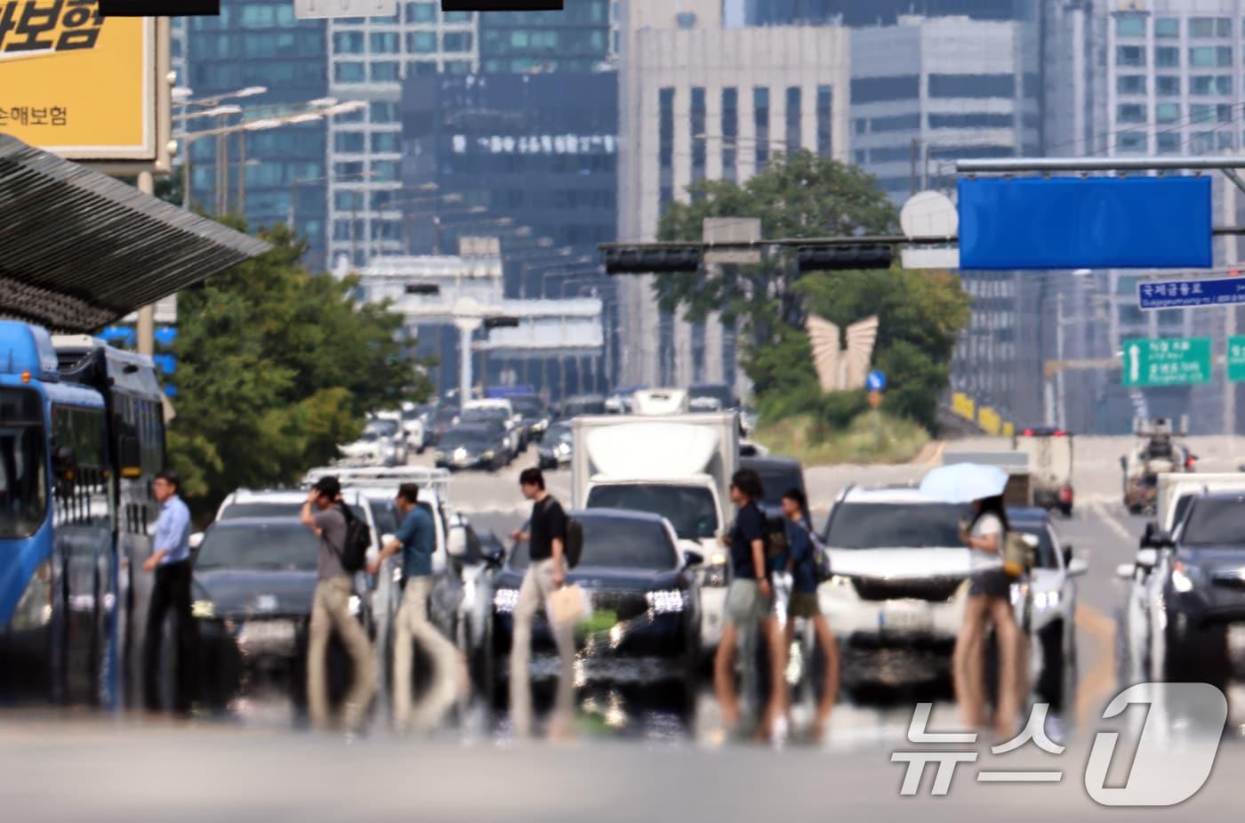 본문 이미지 - 전국 대부분의 지역에 폭염 특보가 내려진 3일 오후 서울 여의도 일대 아스팔트 도로에서 아지랑이가 피어오르고 있다. 2026.8.3 ⓒ 뉴스1 구윤성 기자