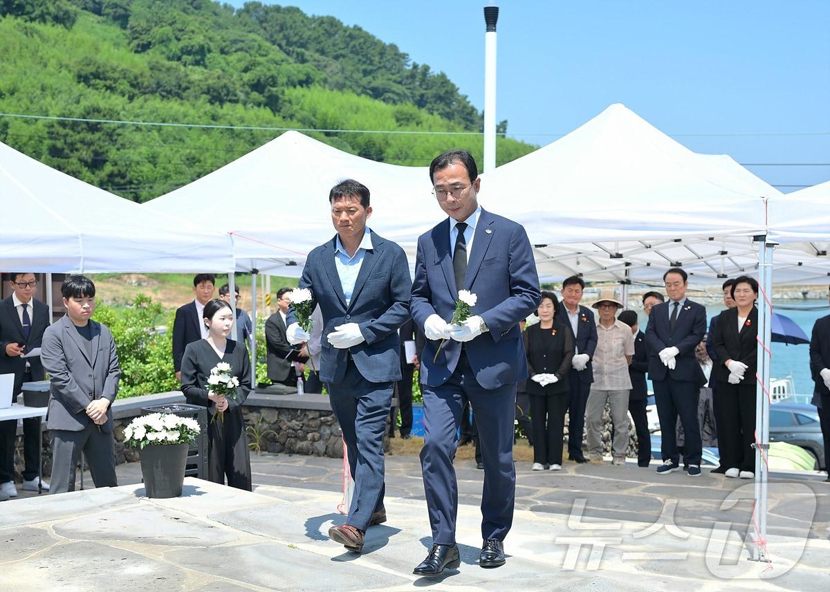 본문 이미지 - 서영학 여수시장이 3일 이야포·두룩여 미군폭격사건 76주년 추모제에서 헌화를 위해 이동하고 있다. (여수시 제공. 재판매 및 DB금지) ⓒ 뉴스1