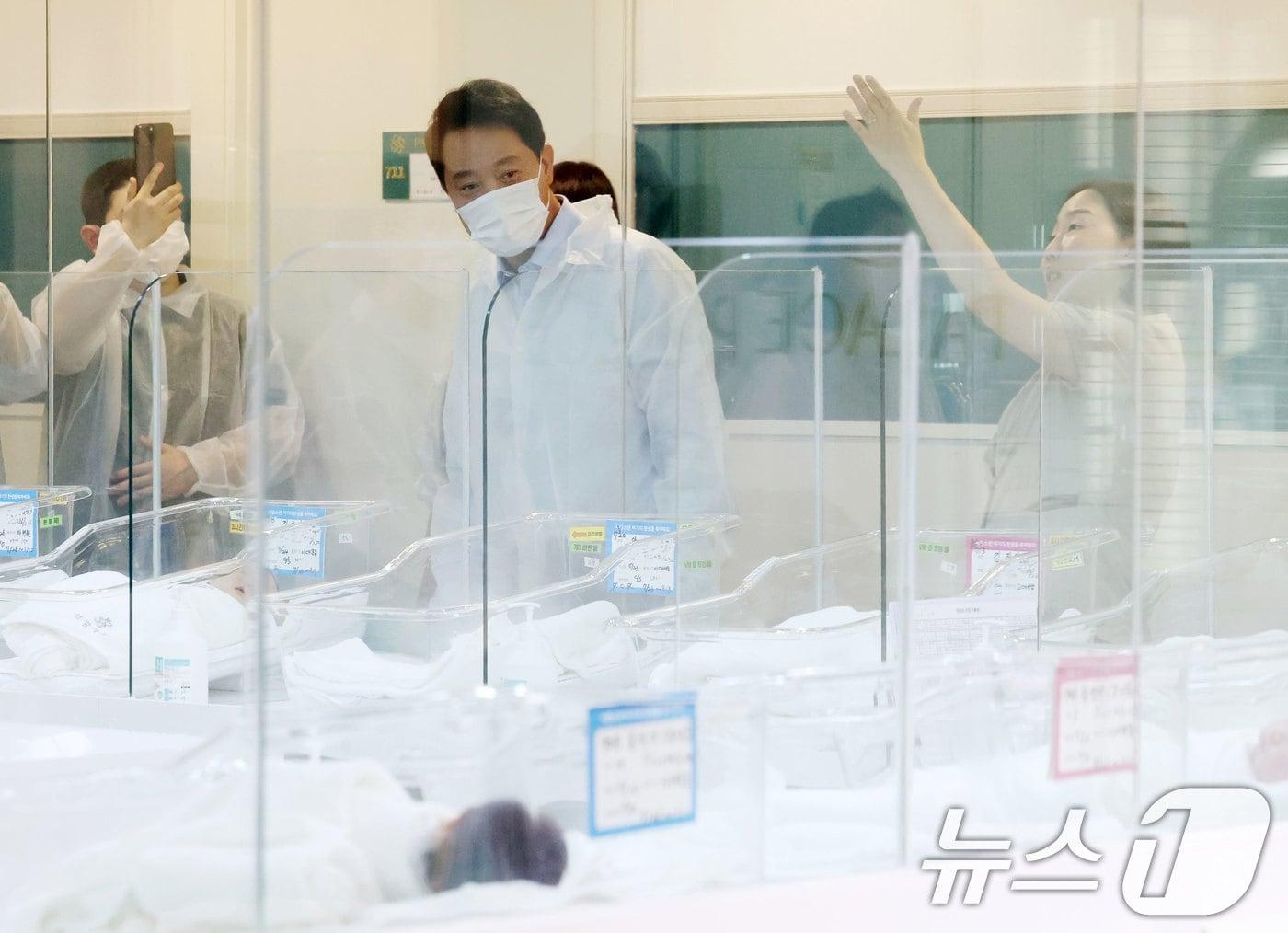 본문 이미지 - 오세훈 서울시장이 3일 서울 양천구 신월동에 위치한 서울형 안심 산후조리원을 방문해 신생아실을 살펴보고 있다. (공동취재) 2026.8.3 ⓒ 뉴스1 김도우 기자