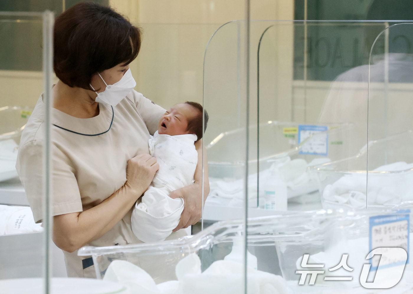 본문 이미지 - 신생아실. <자료사진> (공동취재) 2026.8.3 ⓒ 뉴스1 김도우 기자