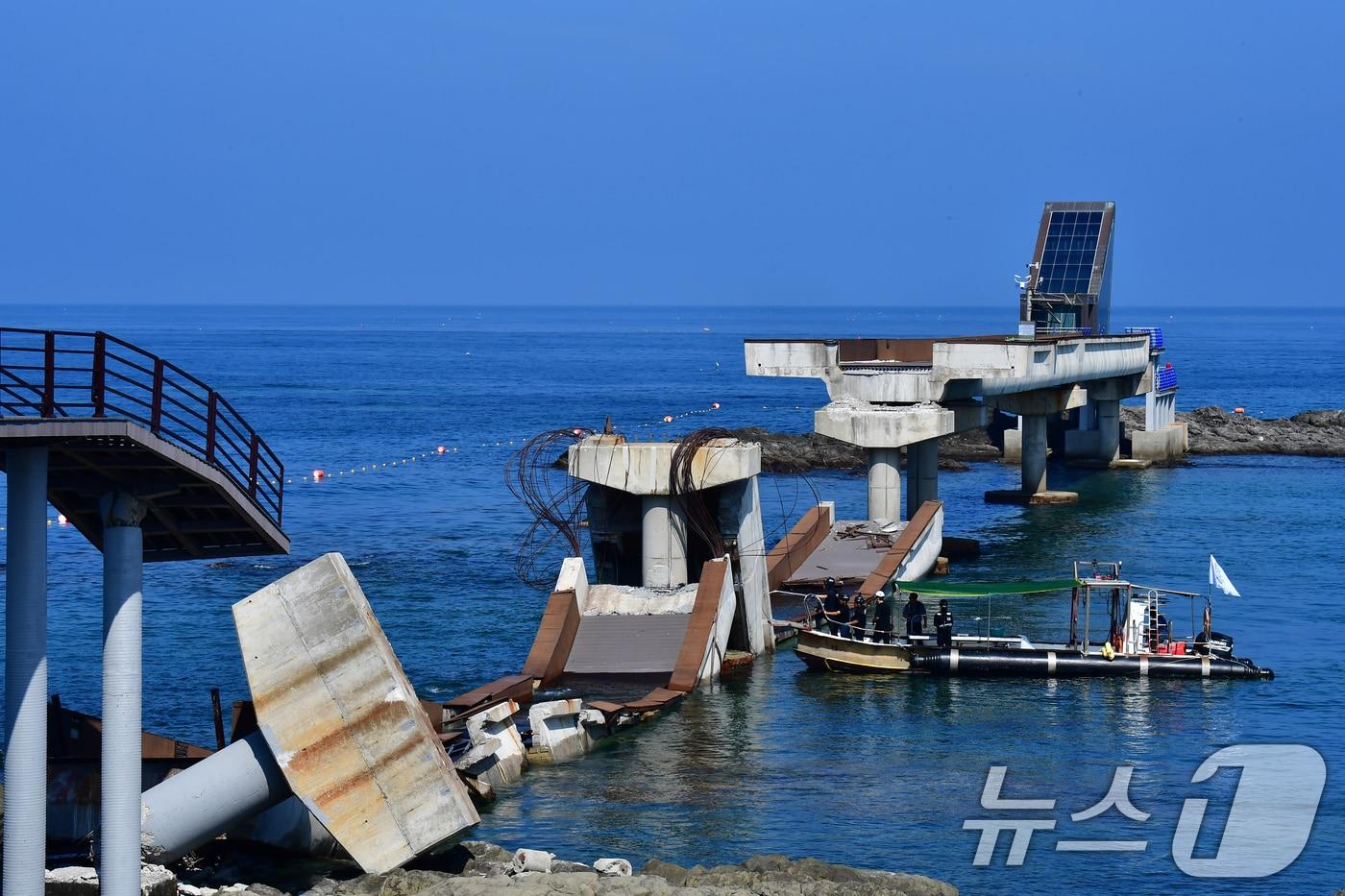 본문 이미지 - 경북도는 7일부터 18일까지 동해안 5개 시군의 해상 보행교량 21곳을 안전점검한다.사진은 포항 구룡포읍 장길리 보릿돌교 붕괴 현장/뉴스1