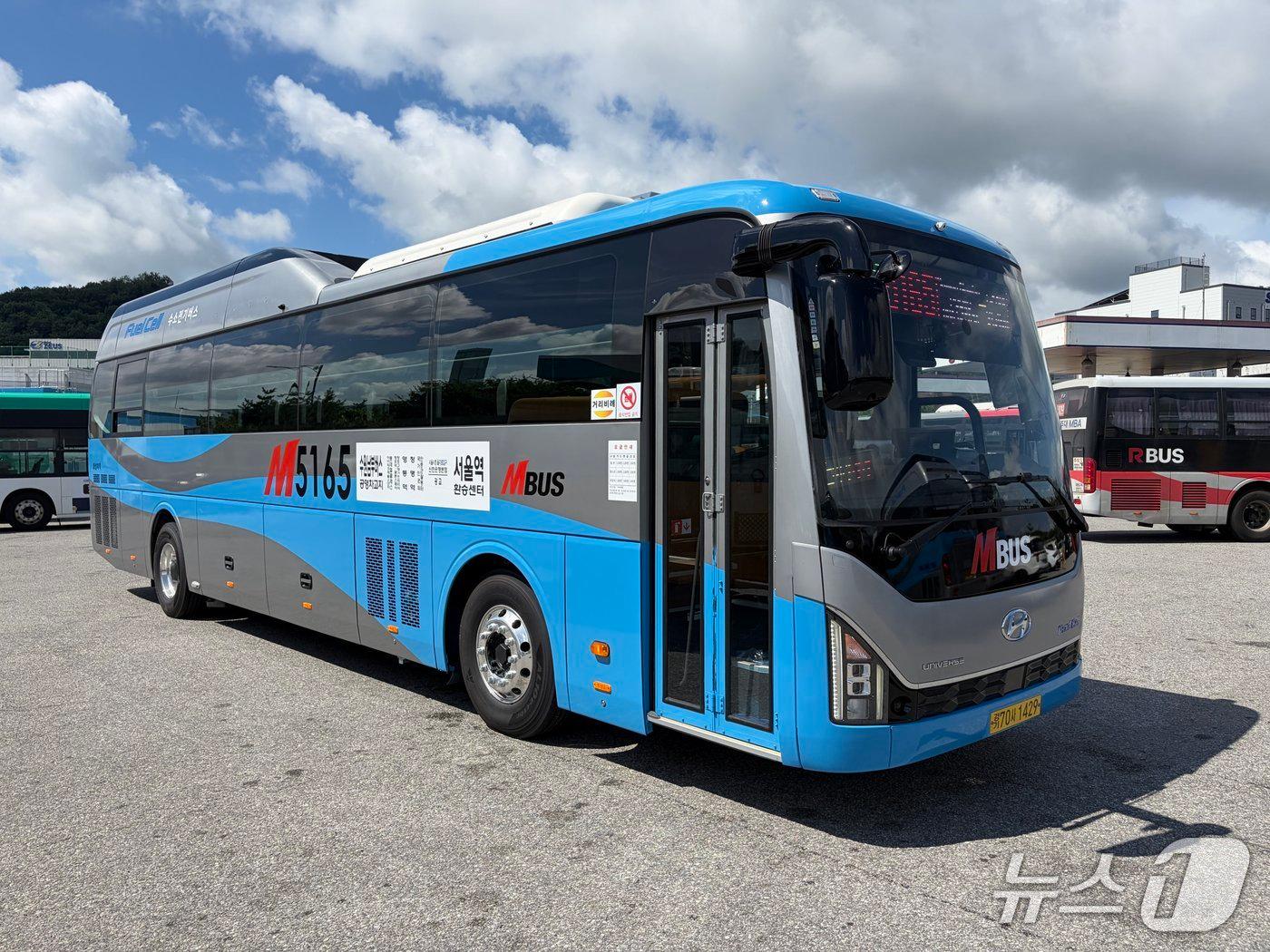 본문 이미지 - 3일 운행을 시작한 M5165번 버스. (수원시 제공. 재판매 및 DB 금지) 2026.8.3/뉴스1