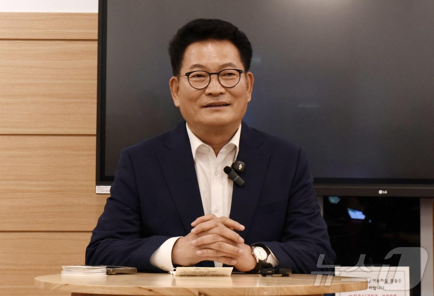 본문 이미지 - 송영길 더불어민주당 대표 후보가 3일 전남광주 광양시 광양시의회에서 광양 시민 공감 토크콘서트를 갖고 발언을 하고 있다. 2026.8.3 ⓒ 뉴스1 김성준 기자