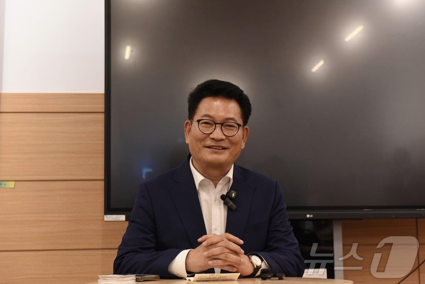 본문 이미지 - 더불어민주당 당권 주자인 송영길 의원이 3일 전남광주 광양시 광양시의회에서 광양 시민 공감 토크를 열고 지지를 호소하고 있다. 2026.8.3 ⓒ 뉴스1 김성준 기자