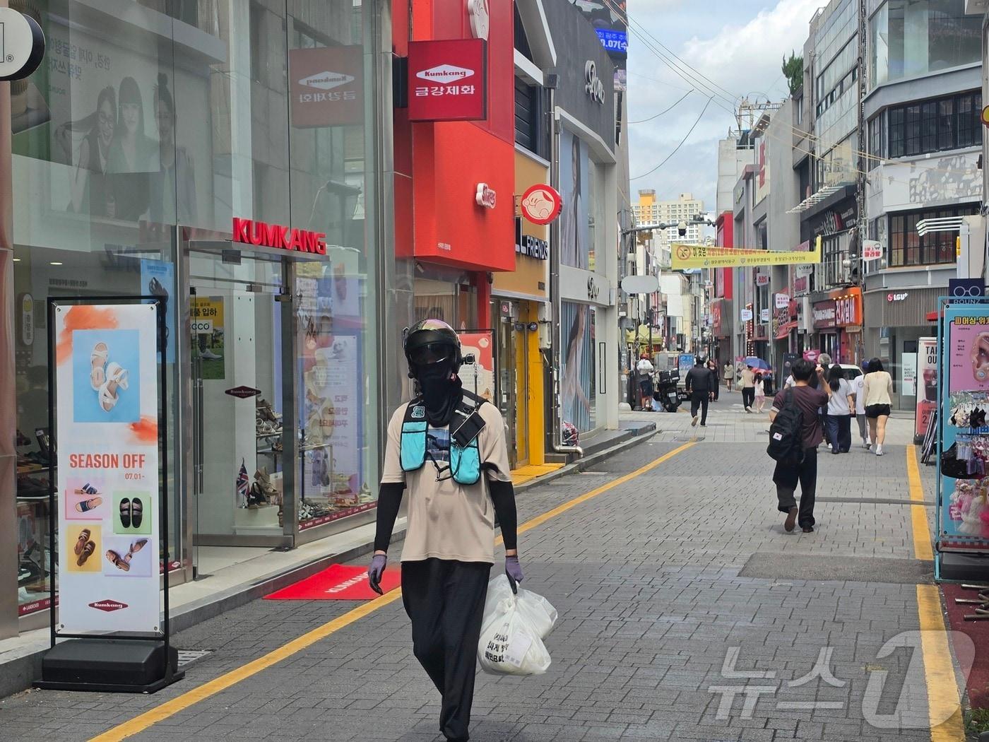 본문 이미지 - 최근 찾은 전남광주 동구 금남로 일대 식당가에서 배달 라이더가 음식을 픽업해 가고 있다. 2026.8.3 ⓒ 뉴스1 조수민 기자