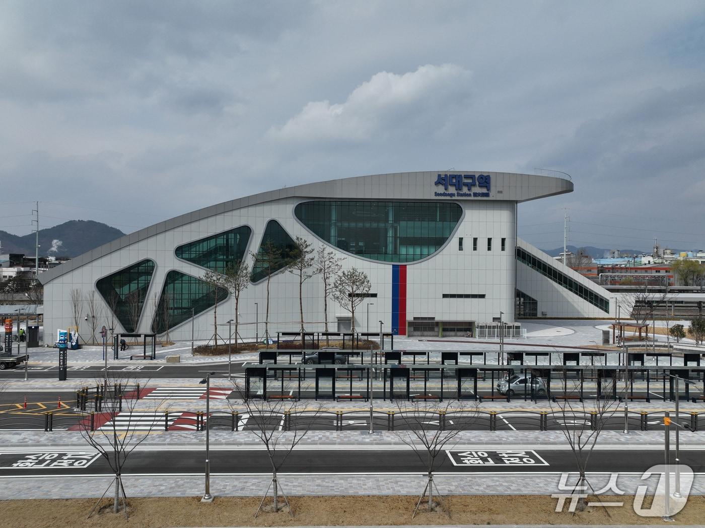 본문 이미지 - 민선 9기 추경호 대구시장의 공약인 '서대구역 KTX 증편'이 실현됐다. 사진은 서대구역사 전경. (대구시 제공. 재판매 및 DB 금지)/뉴스1