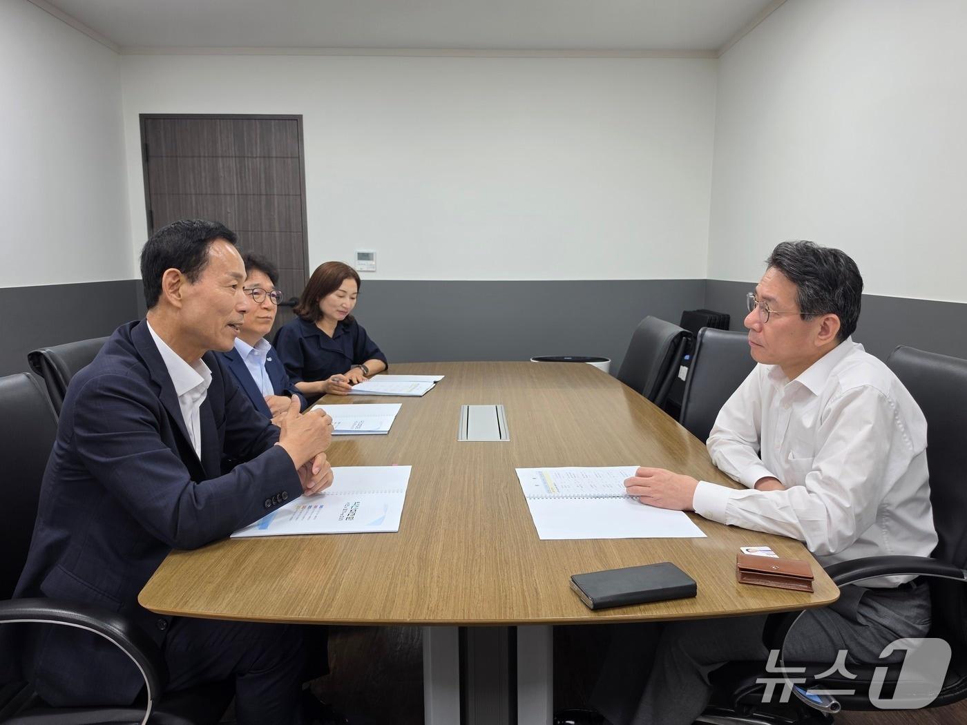 본문 이미지 - 최정호 전북 익산시장(왼쪽)이 3일 조용범 기획예산처 차관을 만나 내년도 국가예산안 확보를 위한 면담을 진행하고 있다.(익산시 제공. 재판매 및 DB 금지)