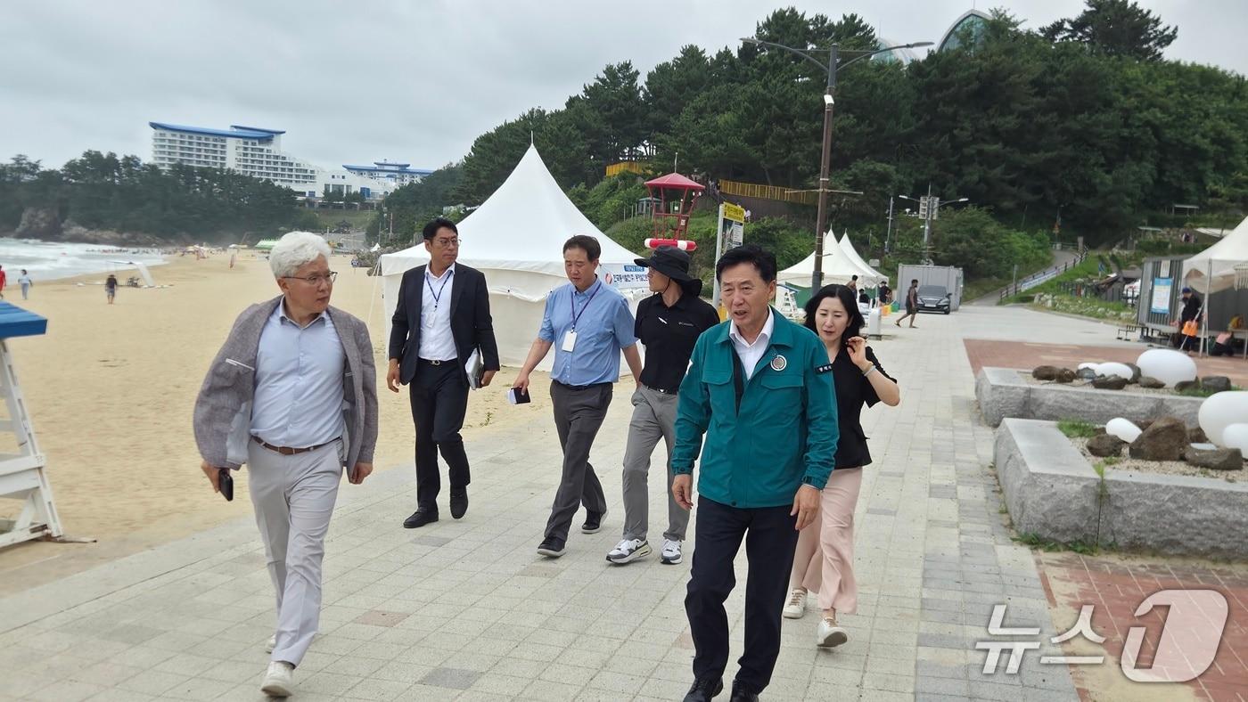 본문 이미지 - 지역 현장점검 중인 이정학 강원 동해시장.(동해시 제공, 재판매 및 DB 금지) 2026.8.3/뉴스1
