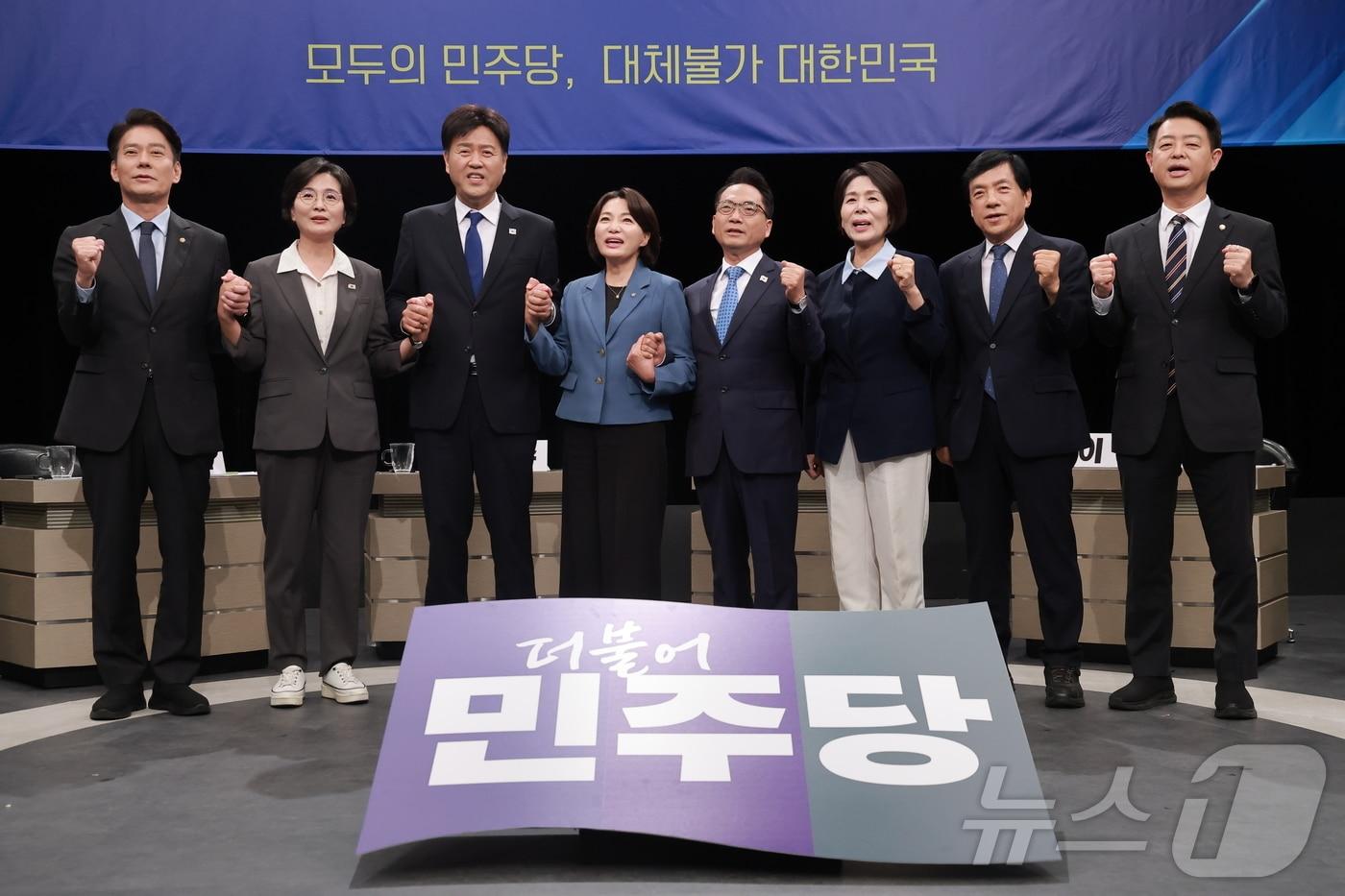 본문 이미지 - 더불어민주당 최고위원 후보들. 왼쪽부터 한민수, 임미애, 김용, 서미화, 박선원, 최민희, 이성윤, 김영호 후보. 2026.8.3 ⓒ 뉴스1 국회사진기자단