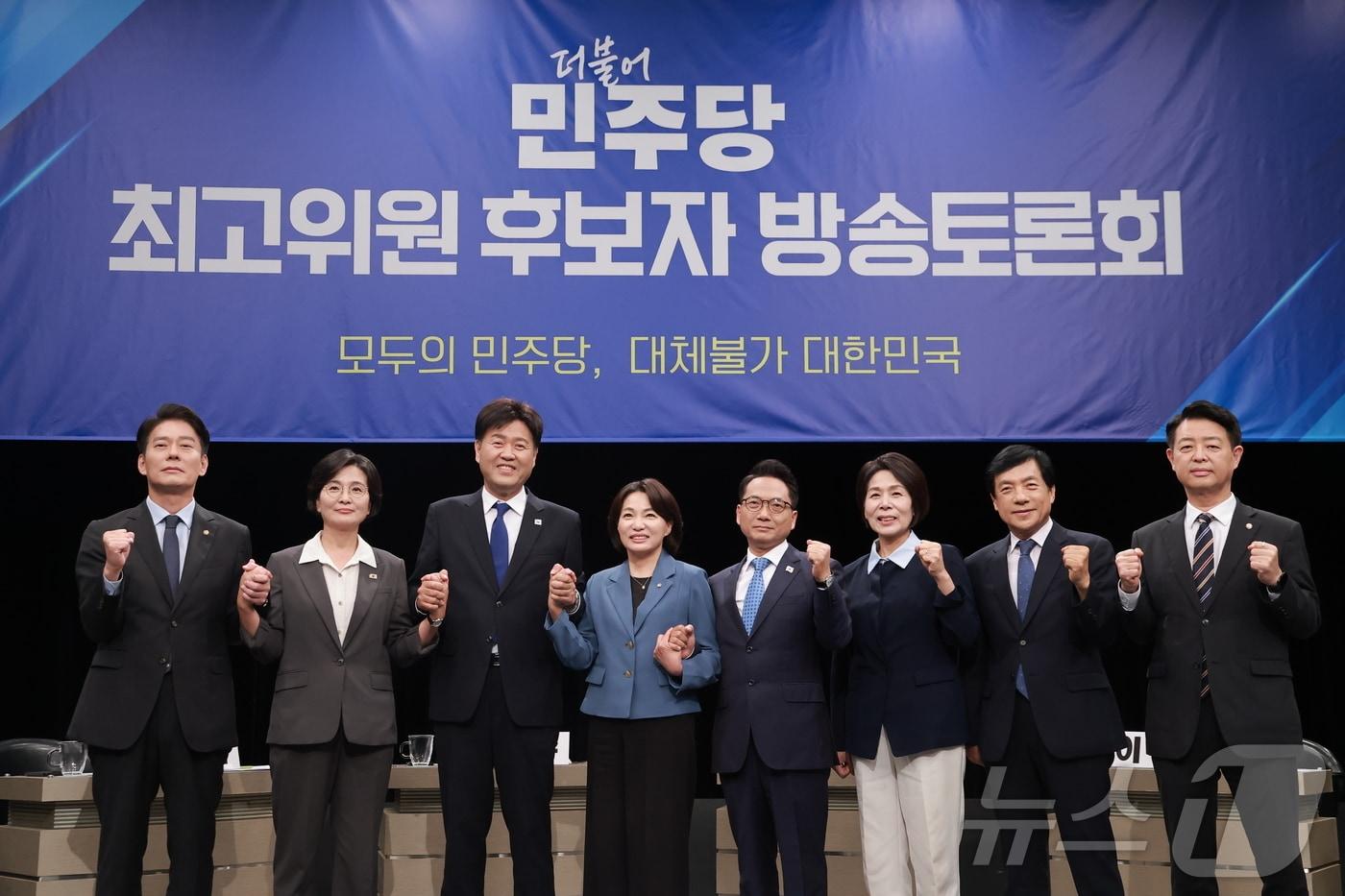 본문 이미지 - 더불어민주당 최고위원 후보들이 3일 경기 부천시 OBS경인TV에서 열린 최고위원 후보자 방송토론회에 참석해 기념 촬영하고 있다. 왼쪽부터 한민수, 임미애, 김용, 서미화, 박선원, 최민희, 이성윤, 김영호 후보. 2026.8.3 ⓒ 뉴스1 국회사진기자단