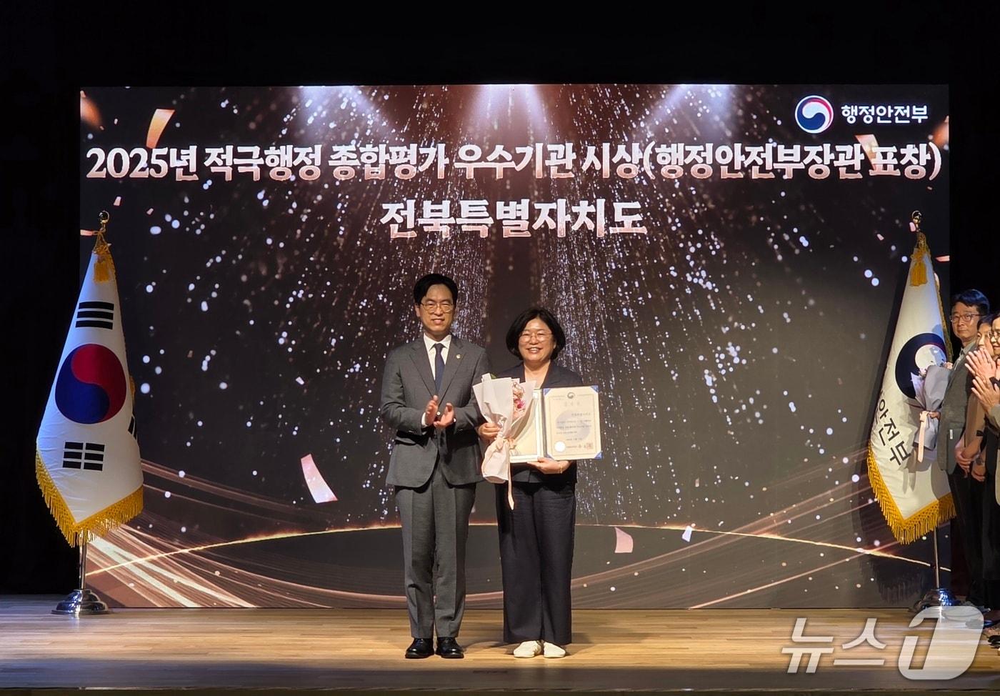 본문 이미지 - 전북도가 2025년 적극행정 종합평가 우수기관에 올라 행정안저부장과 표창을 수상했다.(전북도 제공. 재판매 및 DB금지)/뉴스1  