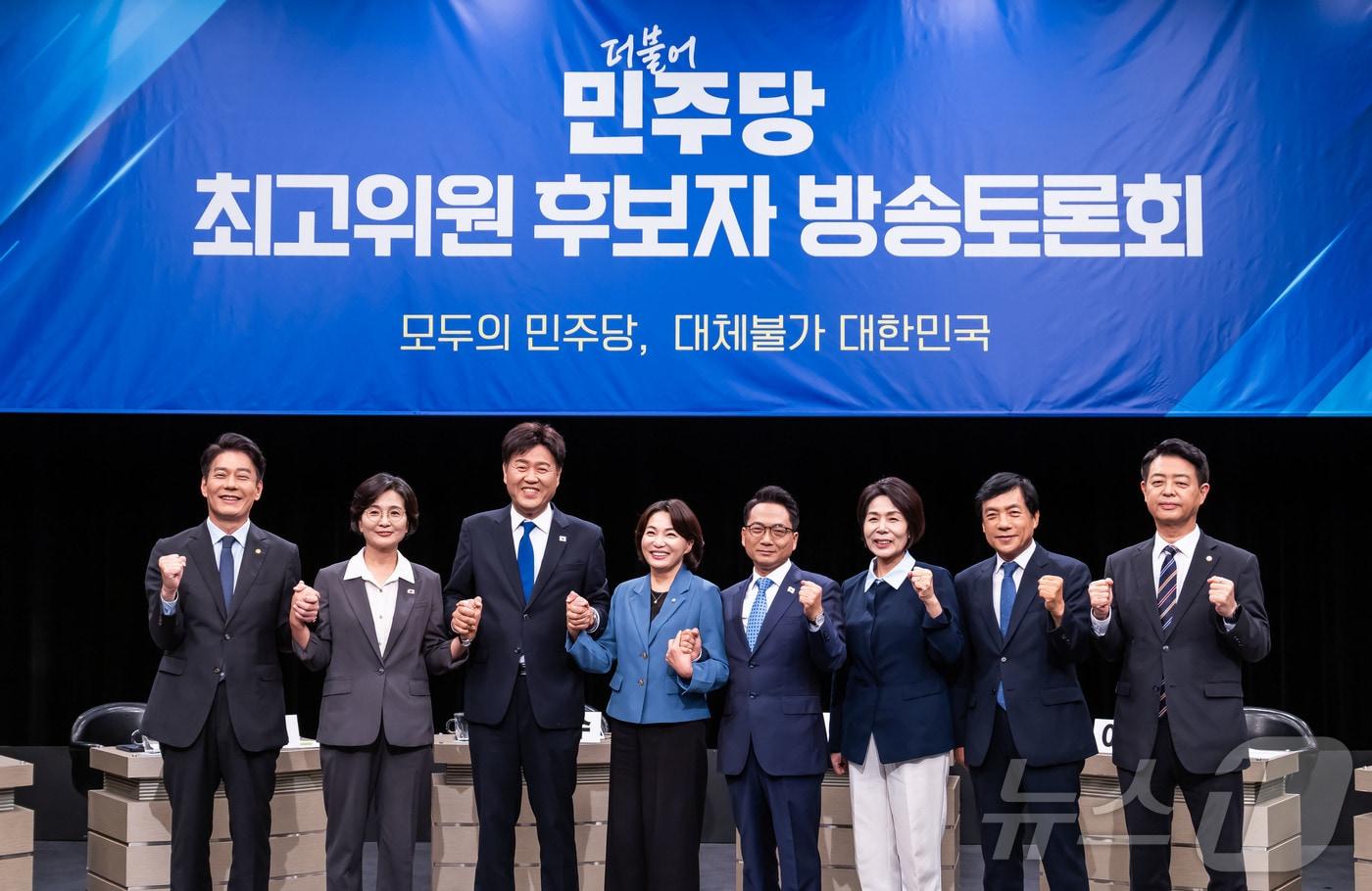 본문 이미지 - 한민수(왼쪽부터), 임미애, 김용, 서미화, 박선원, 최민희, 이성윤, 김영호 더불어민주당 최고위원 후보가 3일 오후 경기 부천시 오정구 OBS경인TV에서 열리는 TV토론회 시작 전 포즈를 취하고 있다. 2026.8.3 ⓒ 뉴스1 국회사진기자단