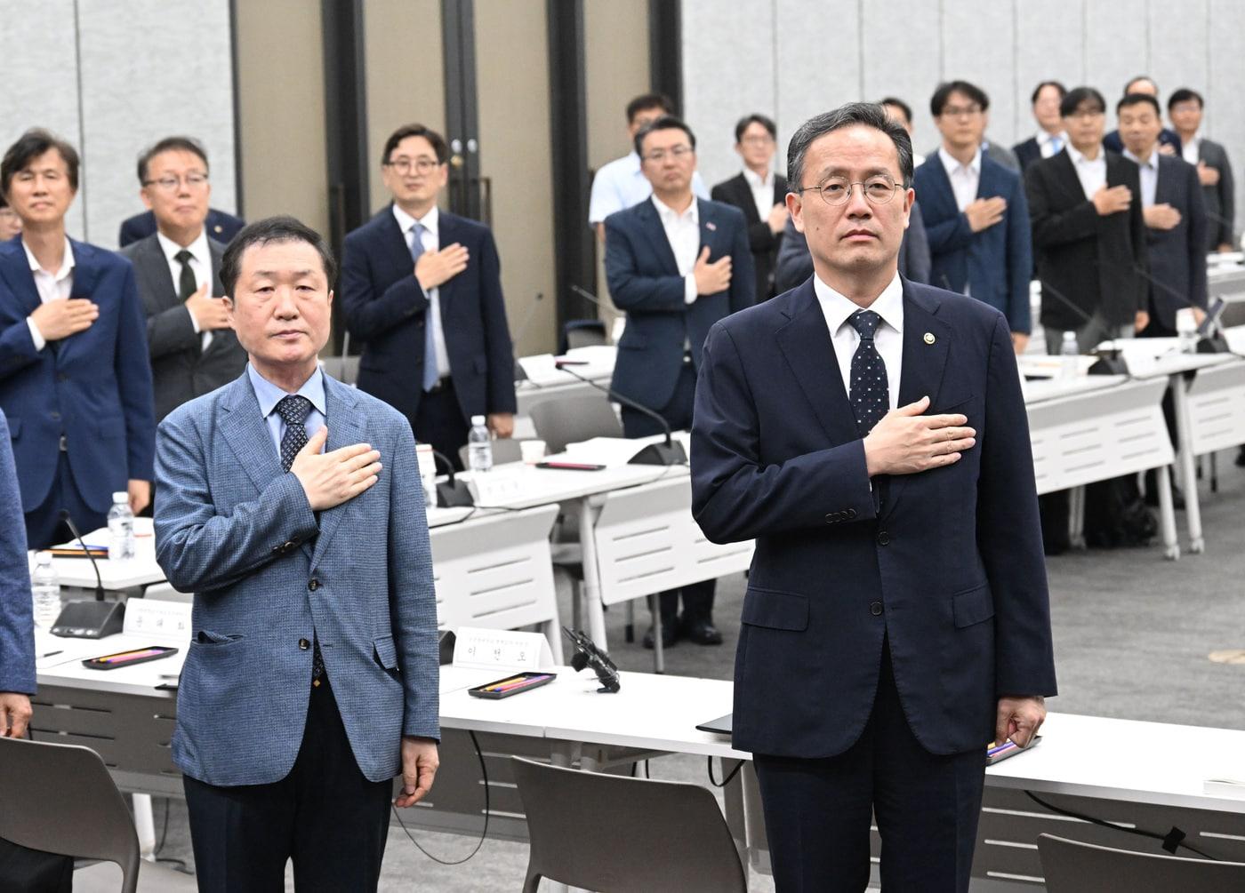 본문 이미지 - 이형일 재정경제부 1차관이 3일 서울 중구 은행회관에서 열린 '제59차 세제발전심의위원회'에서 국기에 대한 경례를 하고 있다. (재정경제부 제공. 재판매 및 DB 금지)