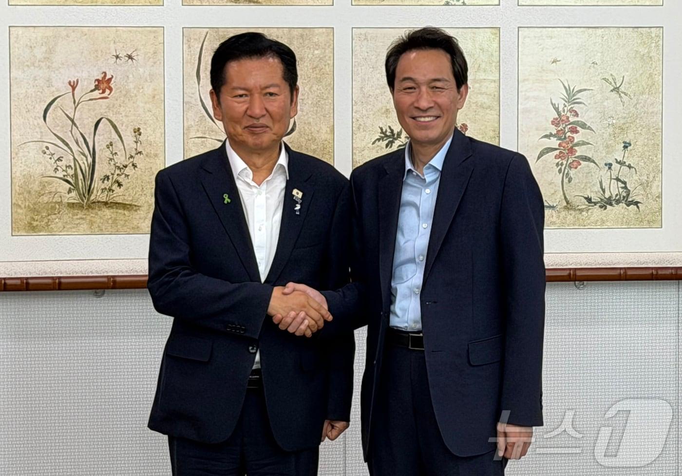 본문 이미지 - 우상호 강원도지사와 정청래 더불어민주당 당대표 후보가 3일 오후 강원도청 통상상담실에서 악수를 하고 있다. 2026.8.3 ⓒ 뉴스1 한귀섭 기자
