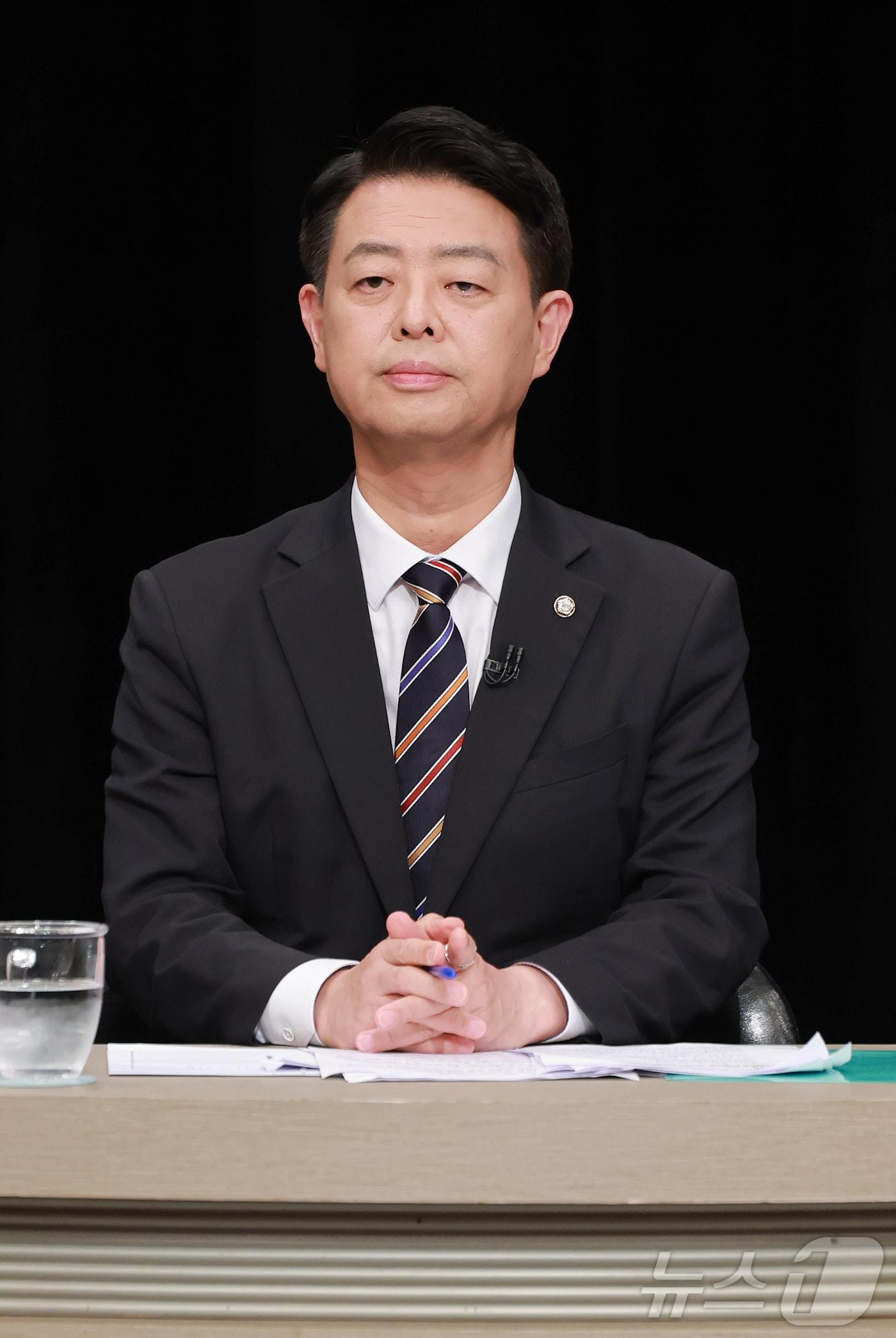 본문 이미지 - 김영호 더불어민주당 최고위원 후보가 3일 경기 부천시 OBS경인TV에서 열린 최고위원 후보자 방송토론회에 참석해 있다. 2026.8.3 ⓒ 뉴스1 국회사진기자단