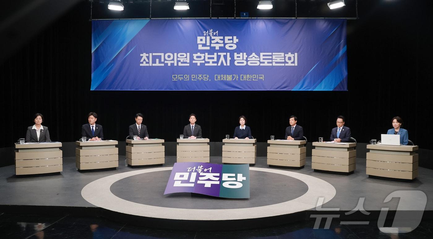 본문 이미지 - 더불어민주당 최고위원 후보들이 3일 경기 부천시 OBS경인TV에서 열린 최고위원 후보자 방송토론회에 참석해 있다. 왼쪽부터 임미애, 김용, 김영호, 한민수, 최민희, 이성윤, 박선원, 서미화 후보. 2026.8.3 ⓒ 뉴스1 국회사진기자단