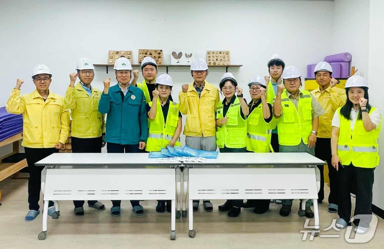 본문 이미지 - 황성태(왼쪽 세 번째) 한국산림복지진흥원장 직무대행과 임직원들이 국립대전숲체원에서 안전한 근무환경 조성을 다짐하고 있다.(한국산림복지진흥원 제공. 재판매 및 DB금지)/뉴스1