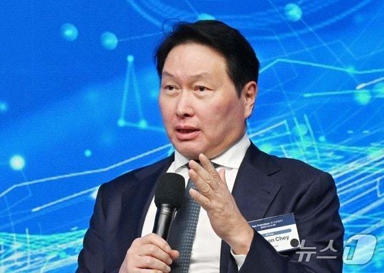본문 이미지 - 최태원 SK그룹 회장이 미국 샌프란시스코에서 열린 샌프란시스코 AI서밋에서 발언을 하고 있다./뉴스1 허경 기자