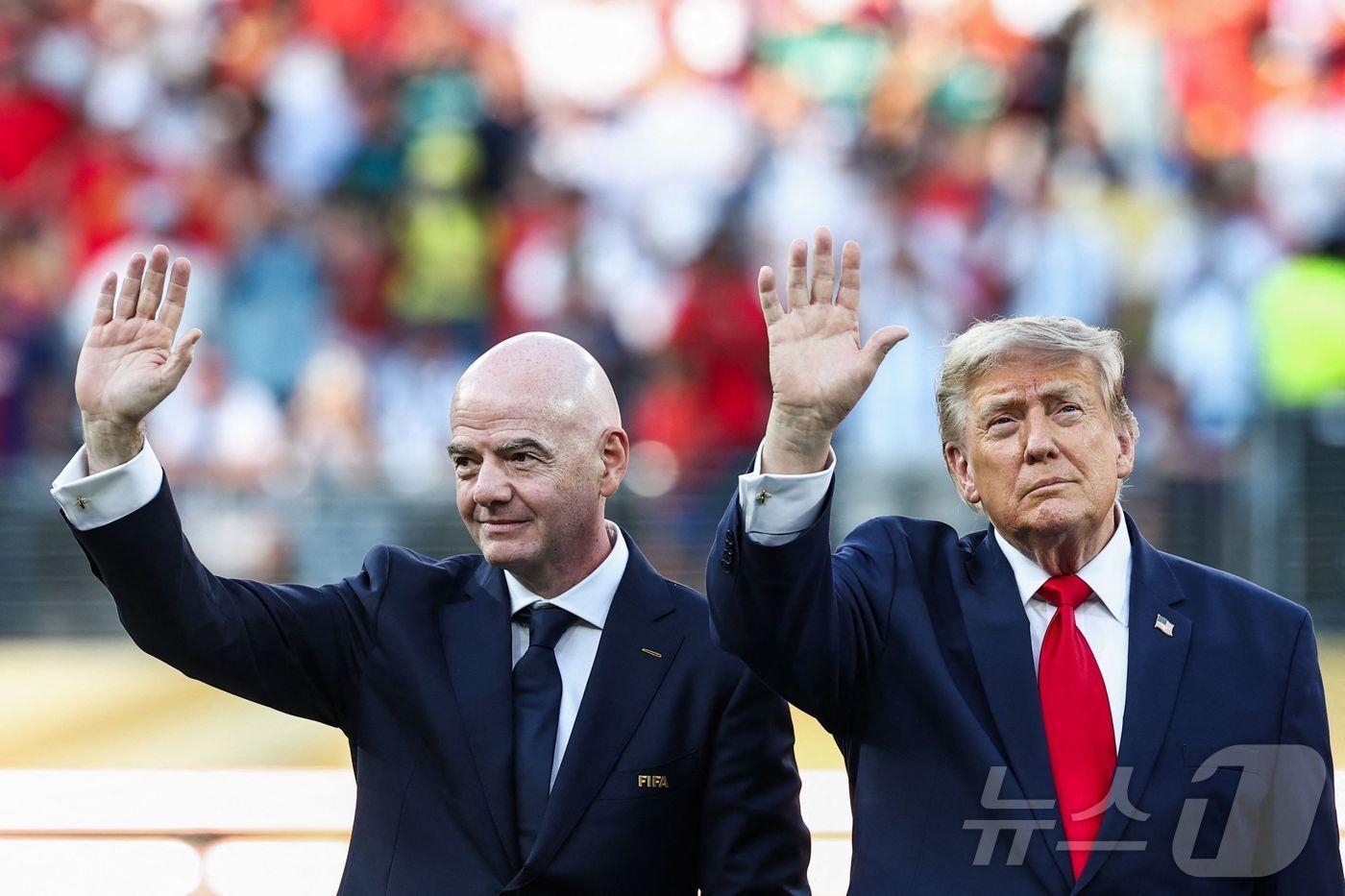 본문 이미지 - 잔니 인판티노 FIFA 회장(왼쪽)과 도널드 트럼프 미국 대통령 ⓒ AFP=뉴스1