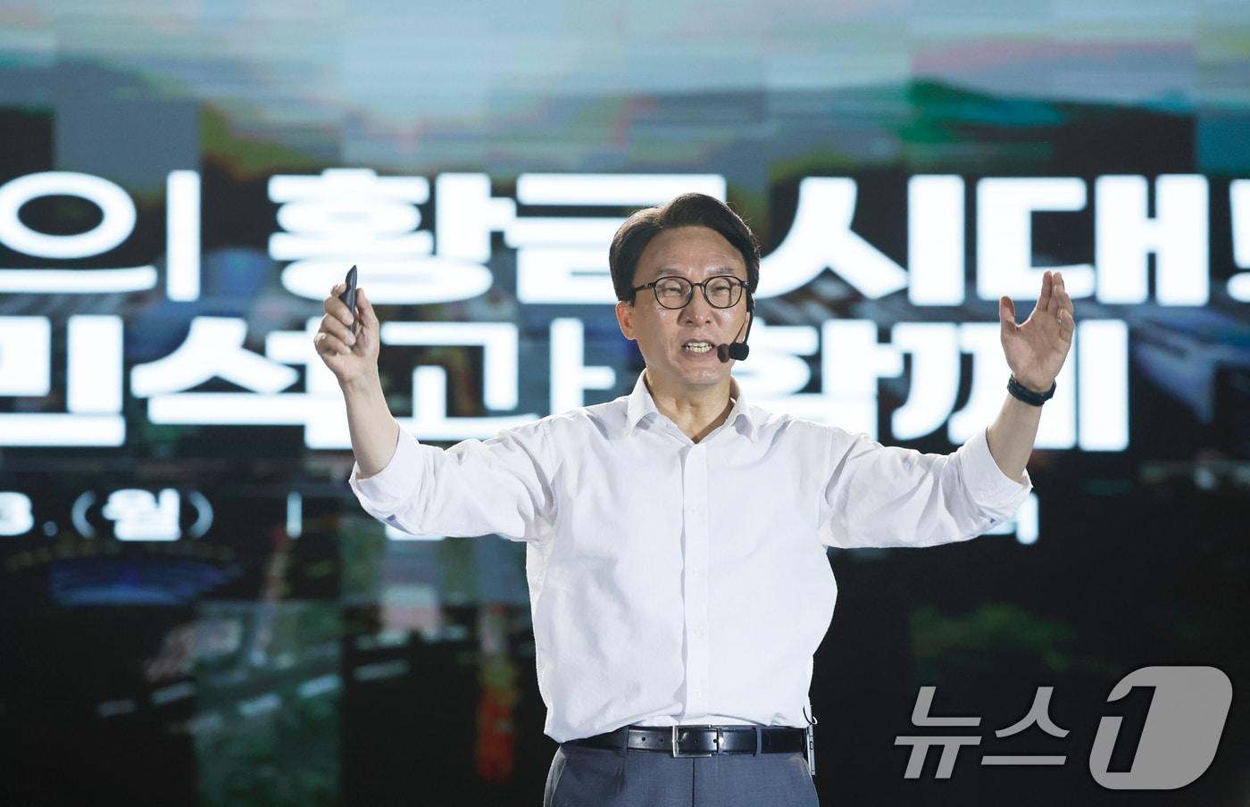 본문 이미지 - 김민석 더불어민주당 당대표 후보가 3일 오후 광주 김대중컨벤션센터에서 열린 ‘선택 김민석! 전남·광주 당원 필승 결의대회’에서 당원들에게 지지를 호소하고 있다. 2026.8.3 ⓒ 뉴스1 김태성 기자