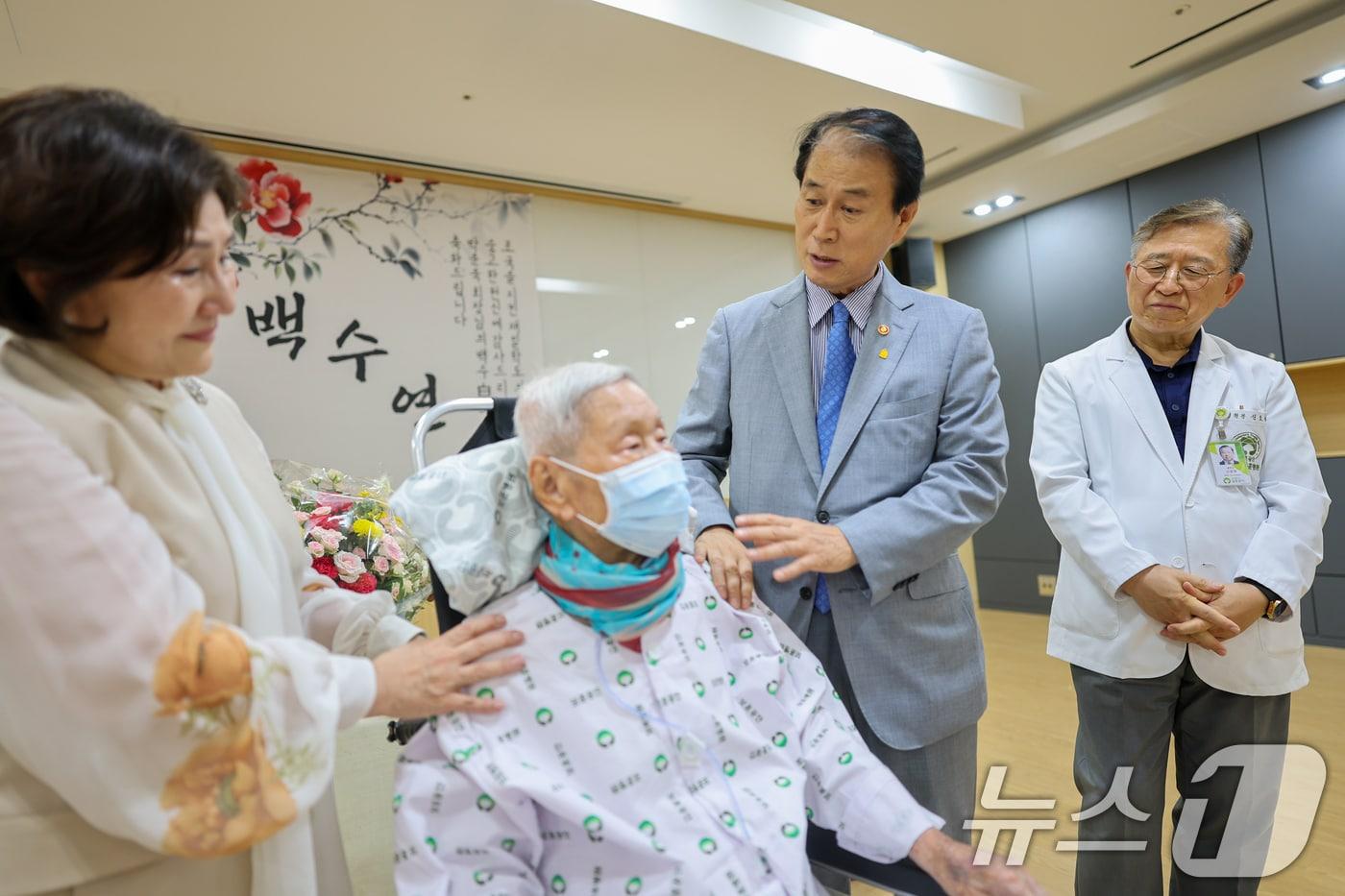 본문 이미지 - 권오을 국가보훈부 장관이 3일 오후 재일학도의용군동지회 박운욱 회장의 백수연(白壽宴)을 맞아 입원중인 중앙보훈병원을 방문하여 감사인사를 하고 있다. (국가보훈부 제공. 재판매 및 DB금지) 2026.8.3 ⓒ 뉴스1 이종수 기자
