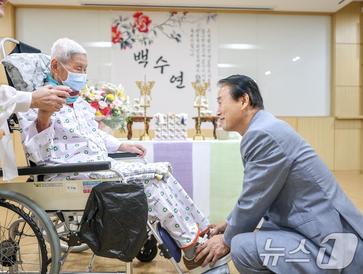 본문 이미지 - 권오을 국가보훈부 장관이 지난 3일 오후 재일학도의용군동지회 박운욱 회장의 백수연(白壽宴)을 맞아 입원중인 중앙보훈병원을 방문하여 감사인사후 건강회복을 기원하여 신발 선물을 전달하고 있다. (국가보훈부 제공. 재판매 및 DB금지) 2026.8.3 ⓒ 뉴스1 이종수 기자