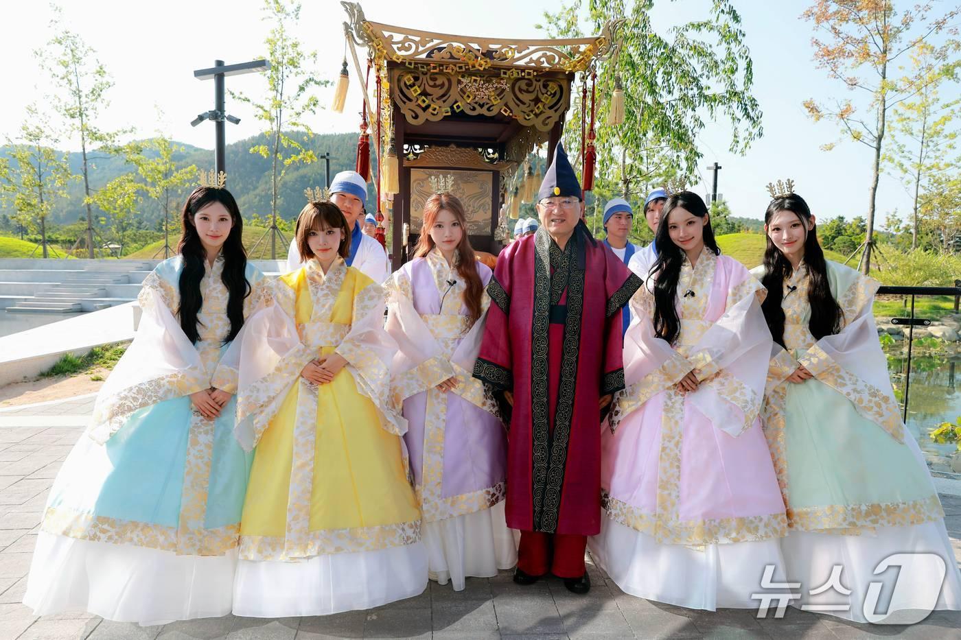 본문 이미지 - 주낙영 경북 경주시장이  지난 2일 보문단지에서 기념촬영을 하고 있다. (경주시제공, 재판매 및  DB금자) 2026.8.3/뉴스1