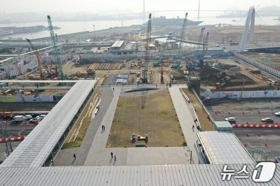 본문 이미지 - 부산역 상부층에서 바라본 북항 재개발지구 환승센터 공사 현장 모습 (BPA 제공. 재판매 및 DB금지)