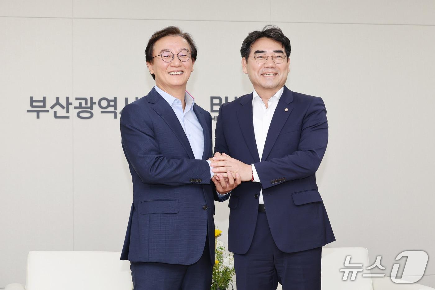 본문 이미지 - 전재수 부산시장(왼쪽)과 이성권 국민의힘 부산시당위원장이 3일 오후 부산시청 접견실에서 대화에 앞서 기념촬영을 하고 있다.(부산시 제공. 재판매 및 DB금지)